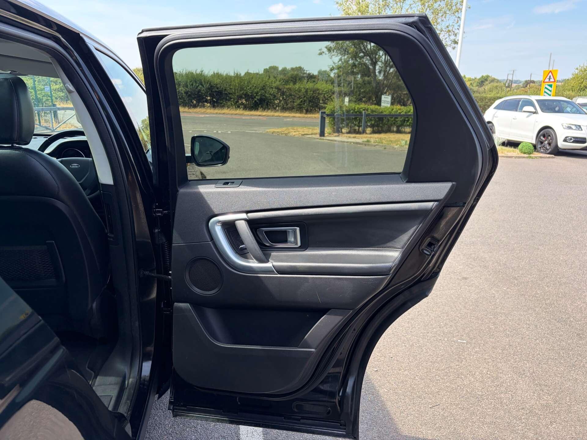 Land Rover Discovery Sport view 27
