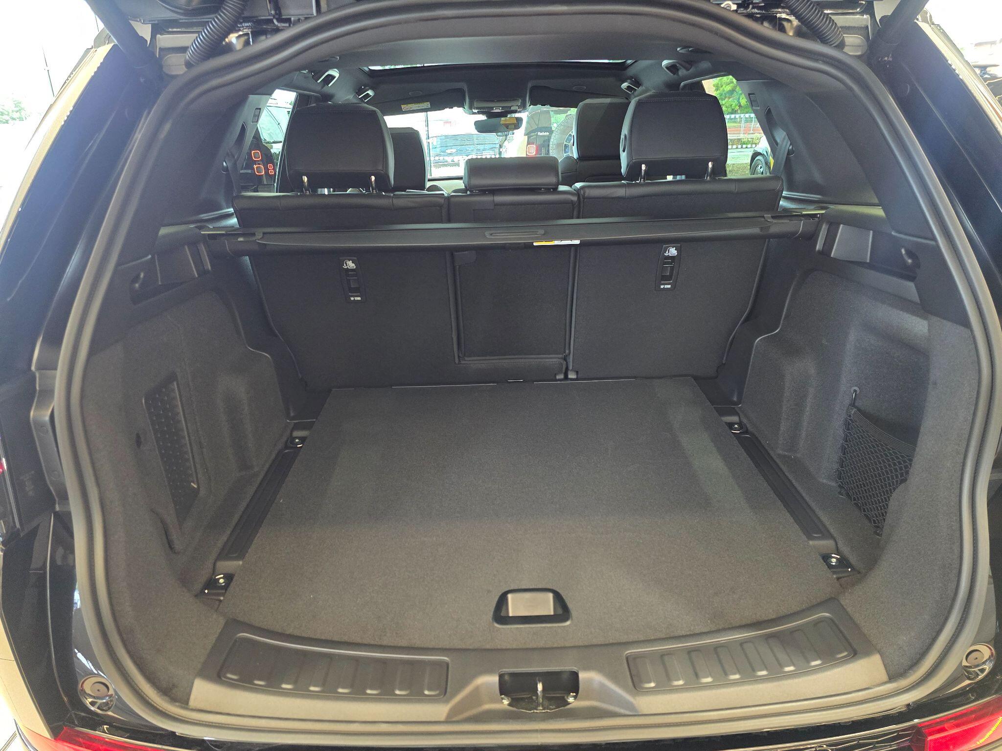 Land Rover Discovery Sport view 38