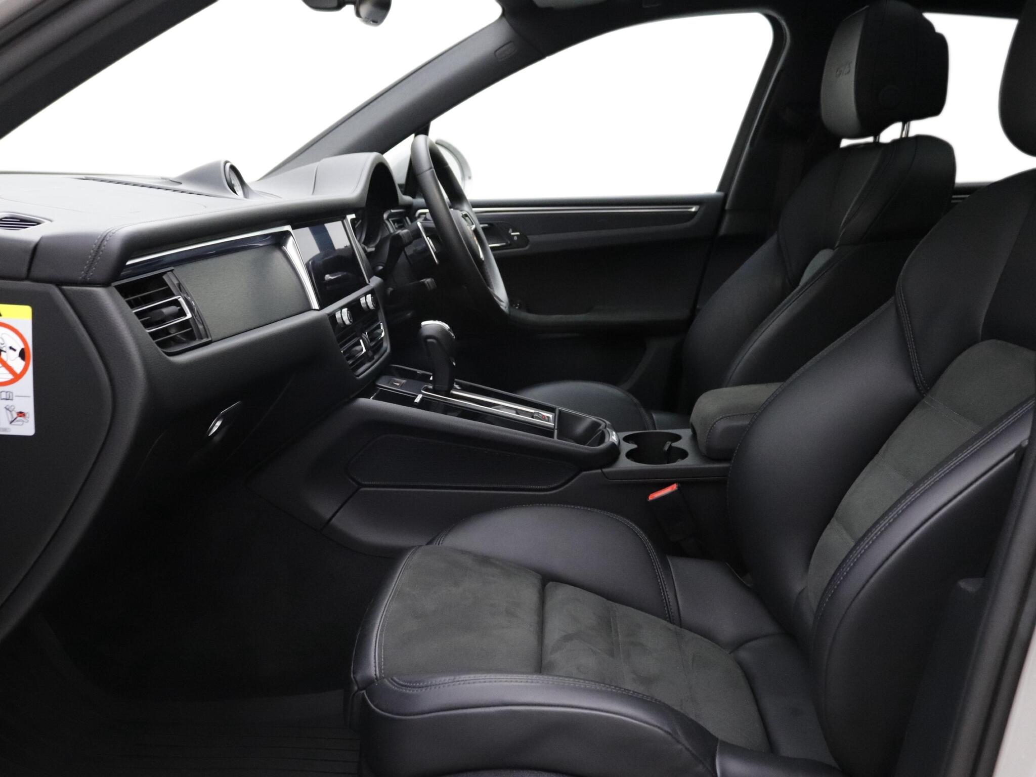 Porsche Macan view 13