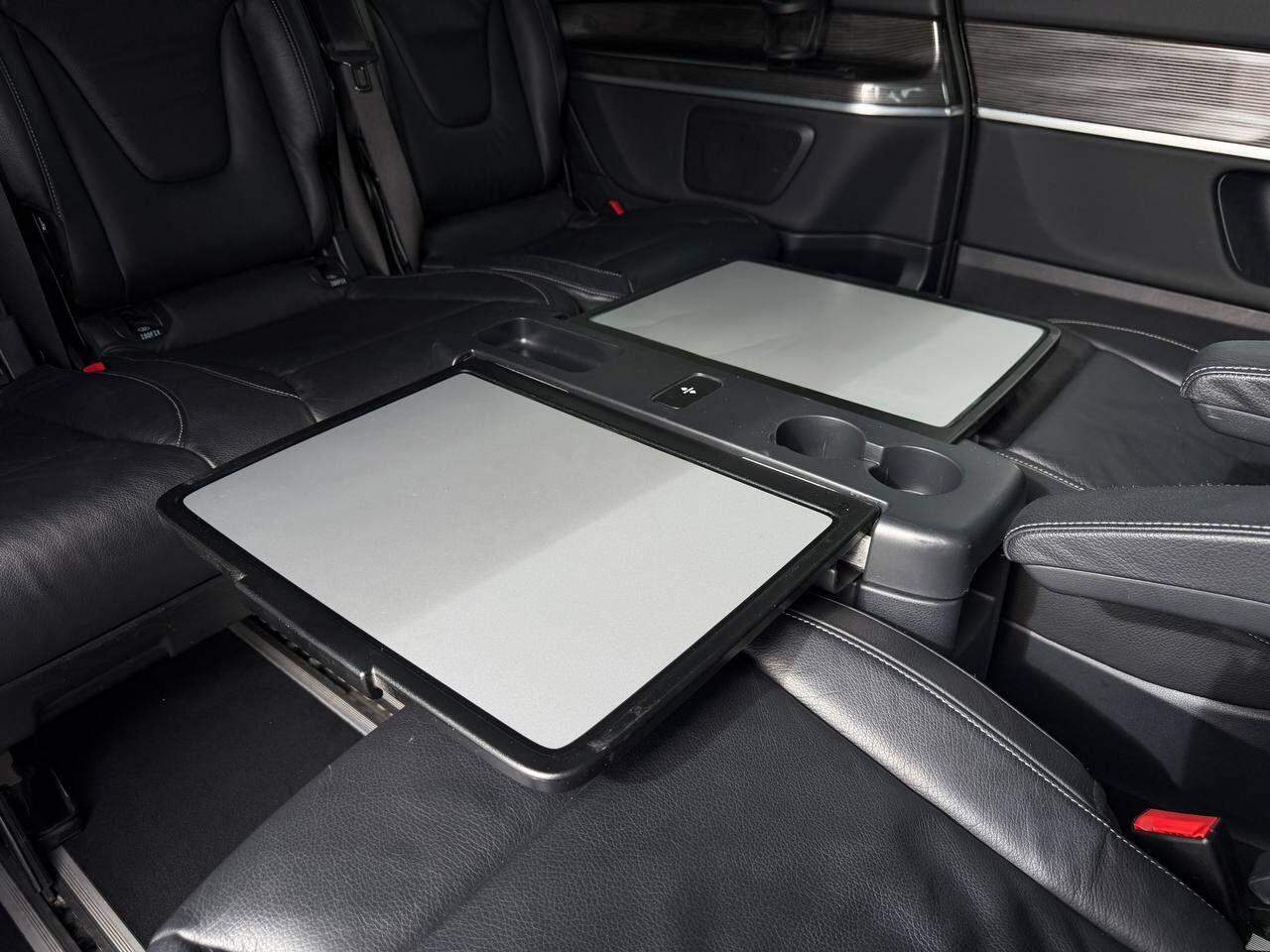 Mercedes-Benz Eqv view 27
