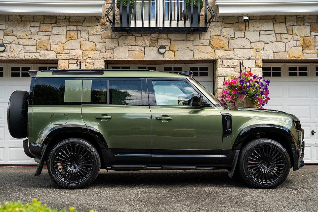 Land Rover Defender view 3