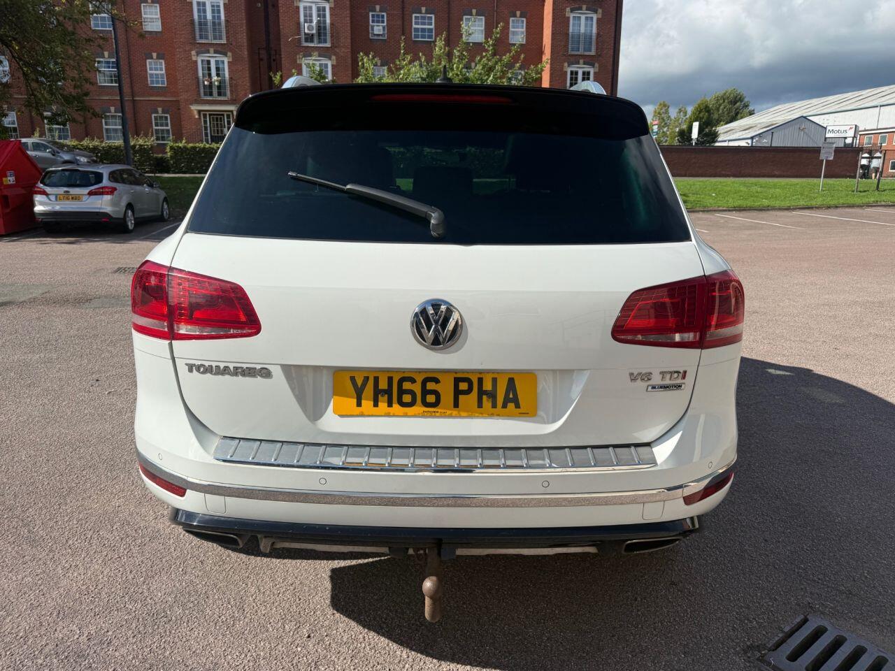 Volkswagen Touareg view 4