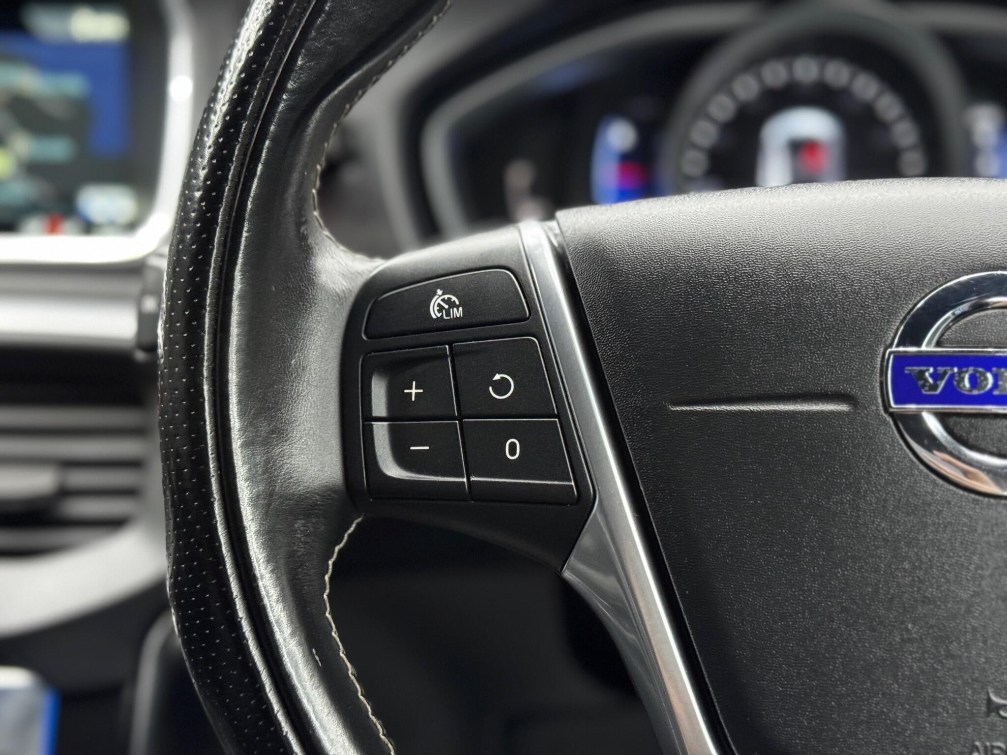 Volvo V40 view 20