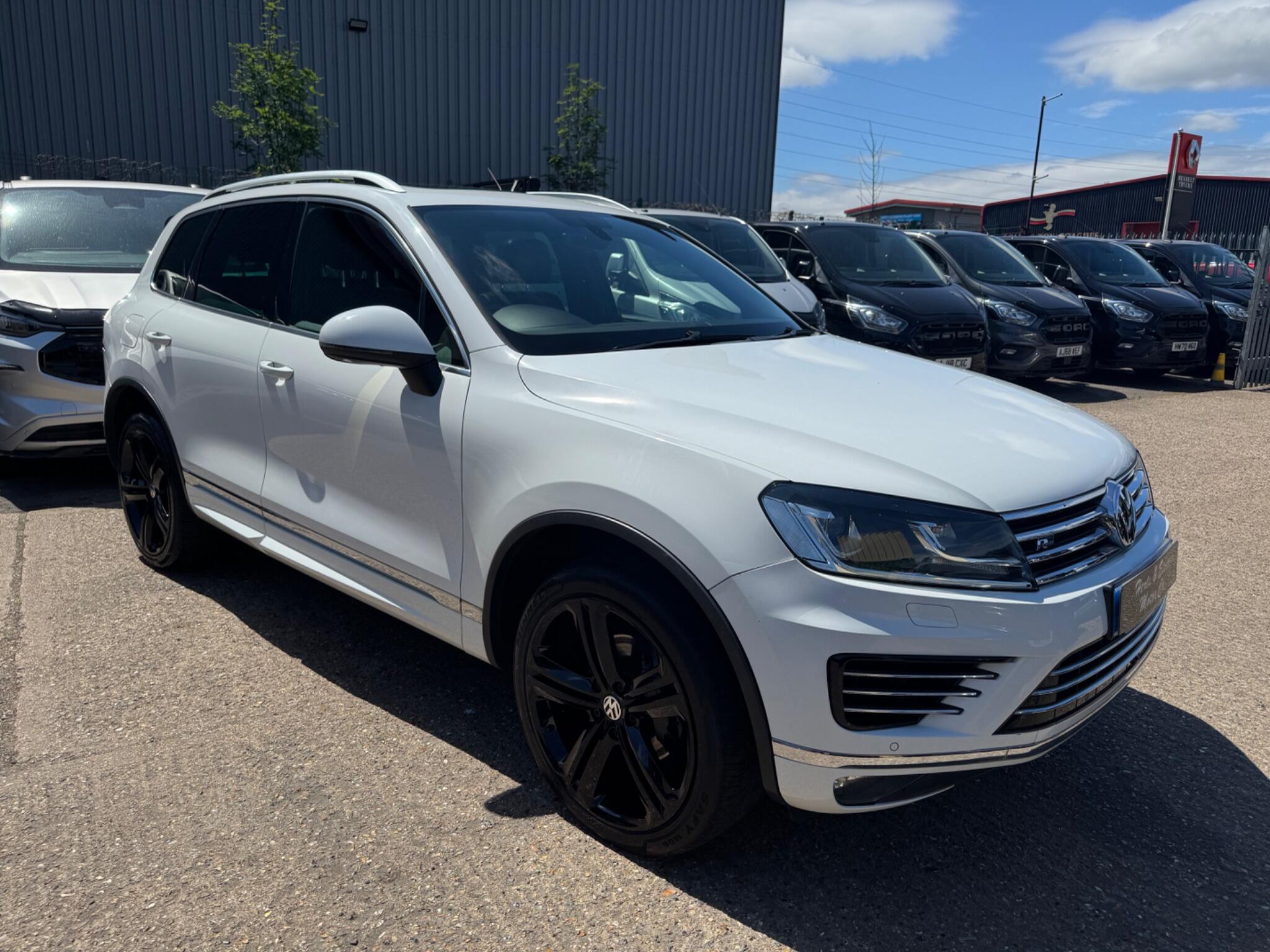 Volkswagen Touareg view 5