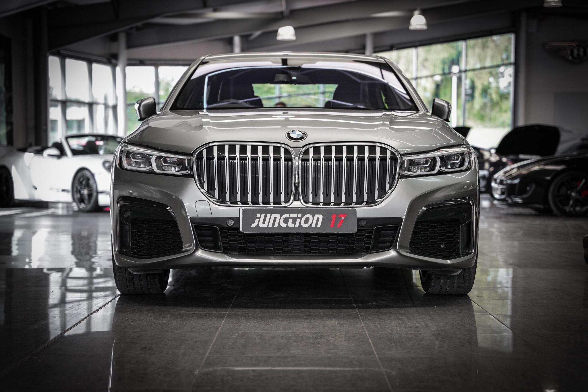 BMW 7 Series view 11