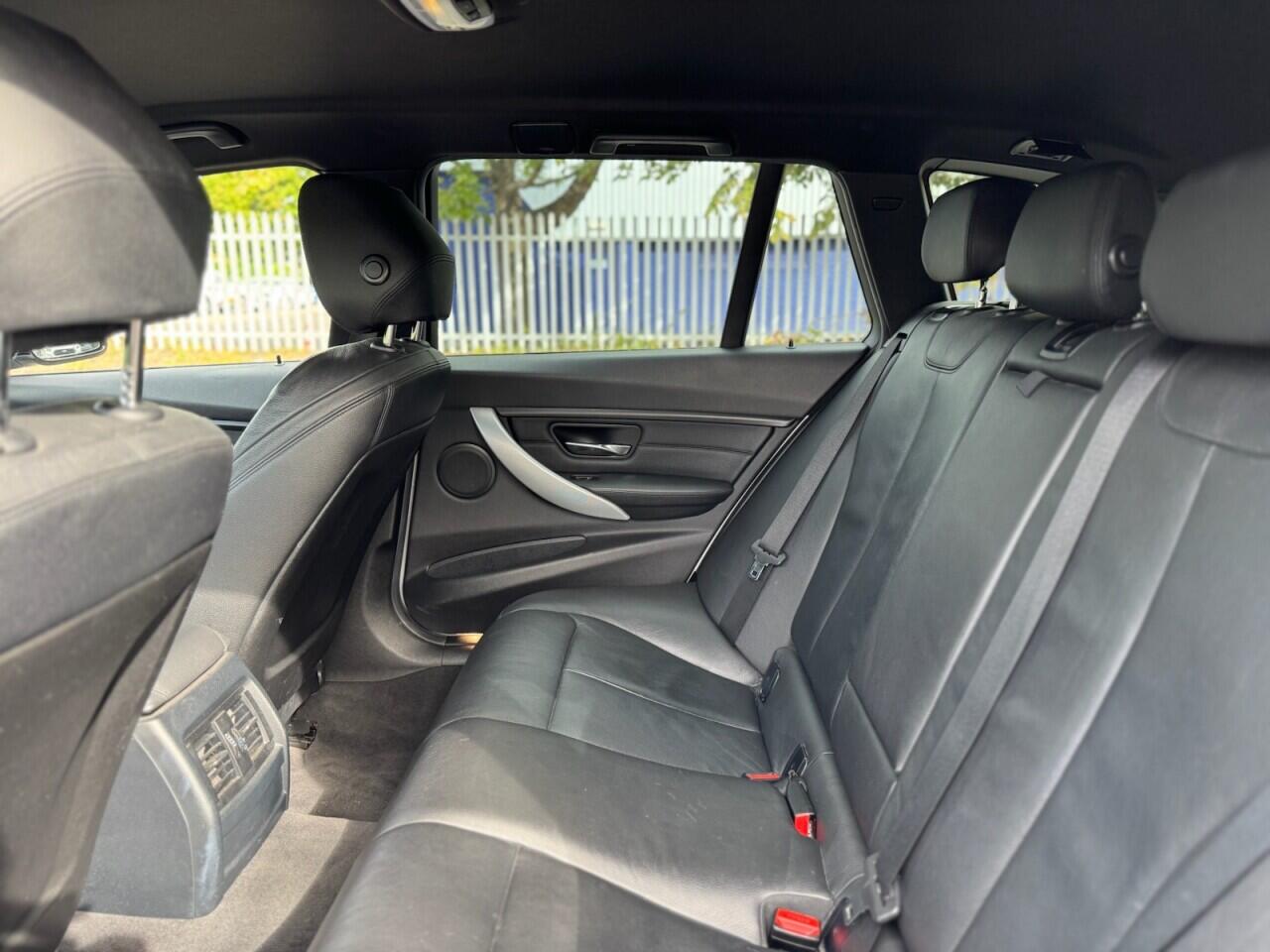BMW 3 Series view 32
