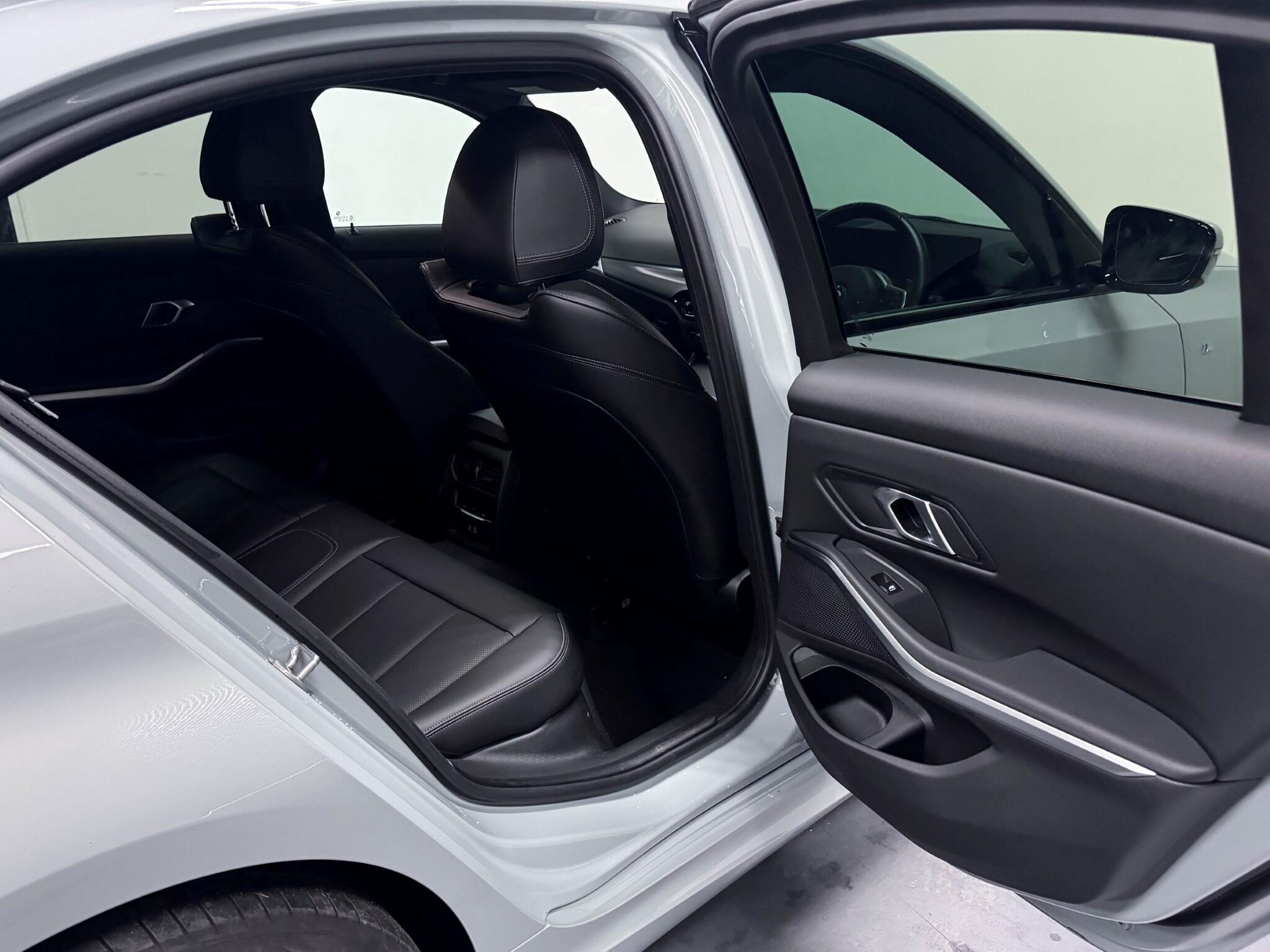 BMW 3 Series view 8