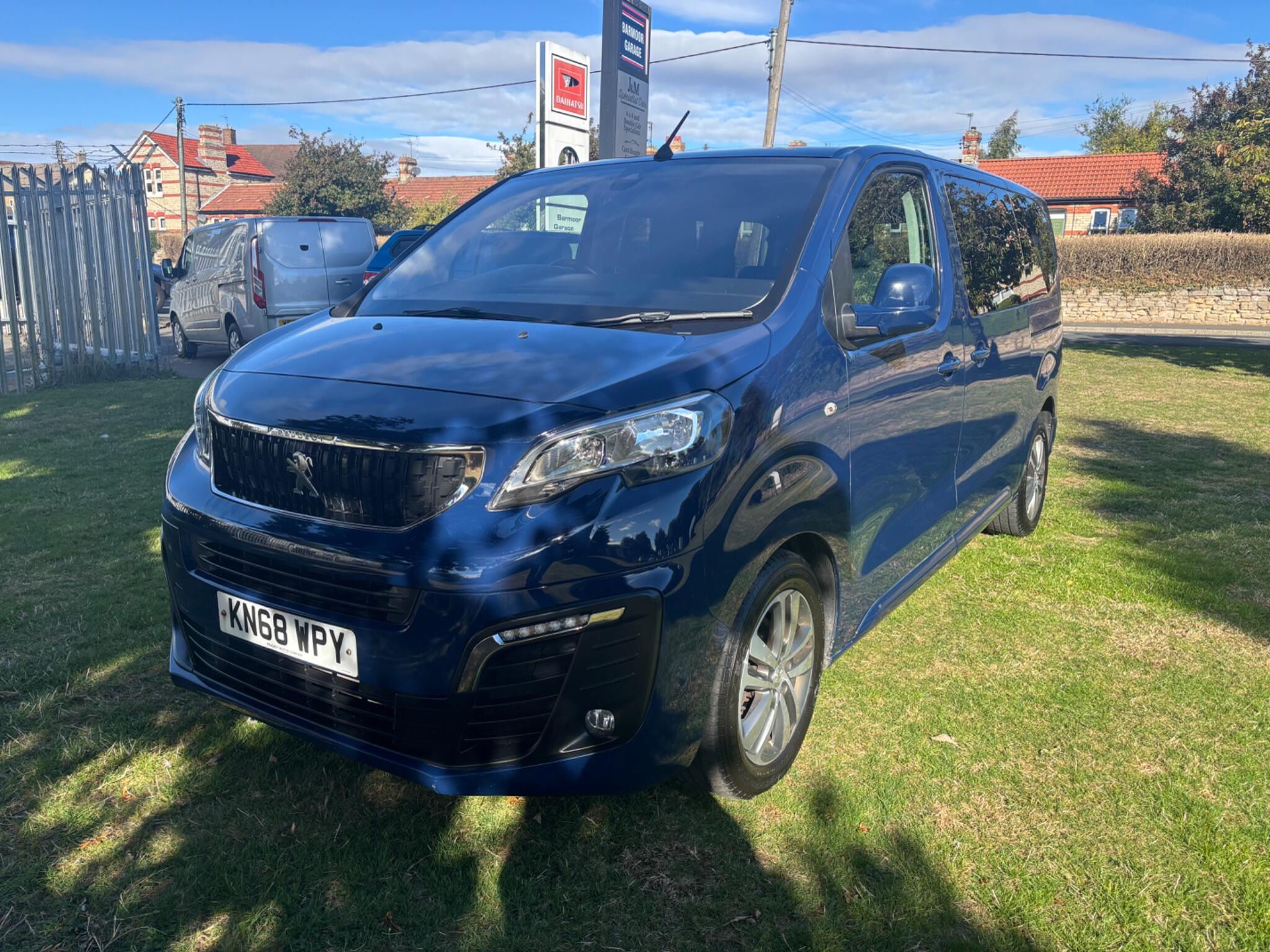 Peugeot Traveller view 3