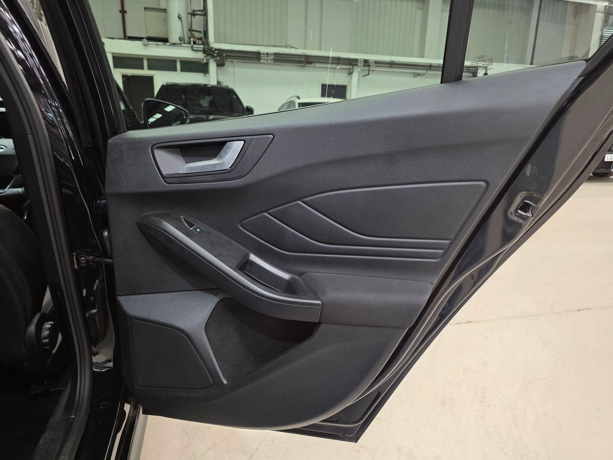Ford Focus view 18
