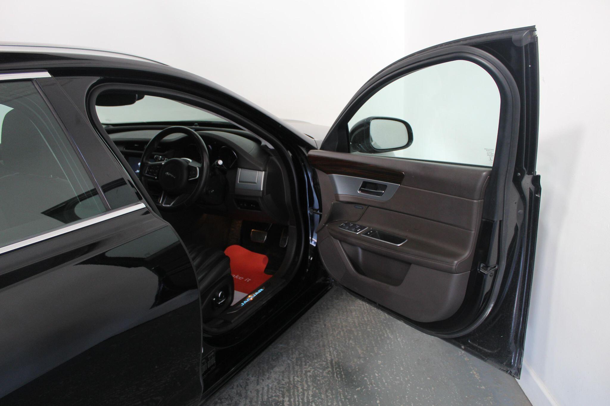 Jaguar XF view 26