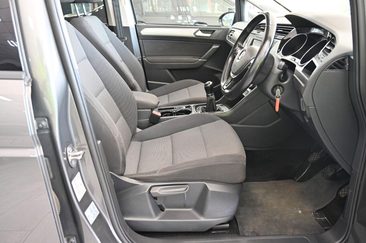 Volkswagen Touran view 21