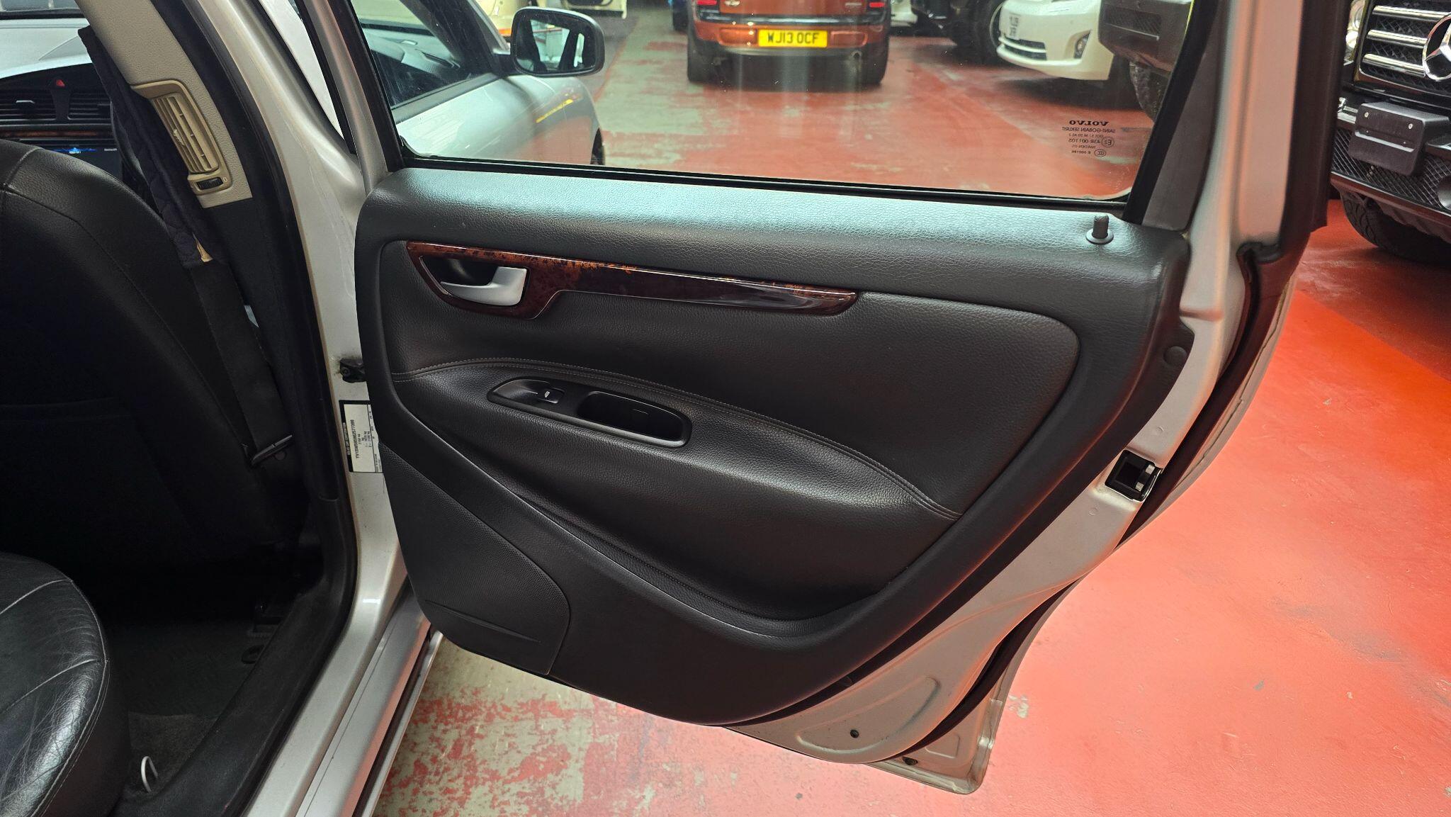 Volvo V70 view 9