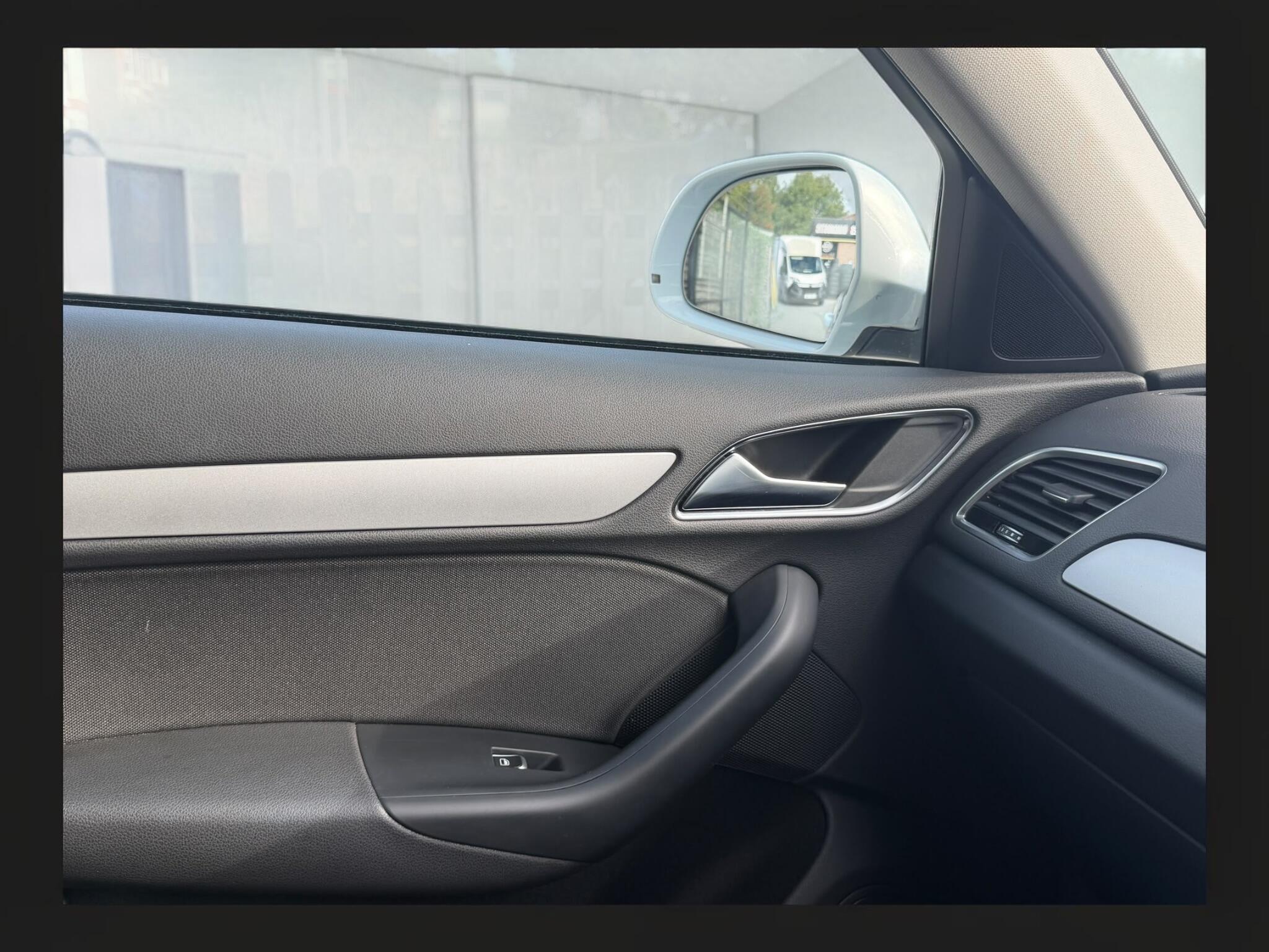 Audi Q3 view 27
