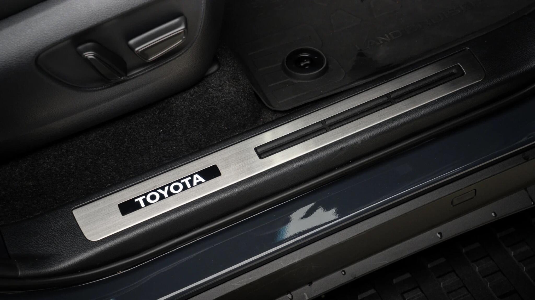 Toyota Land Cruiser view 33