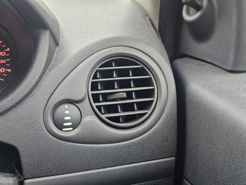 2009 Renault Clio image 12