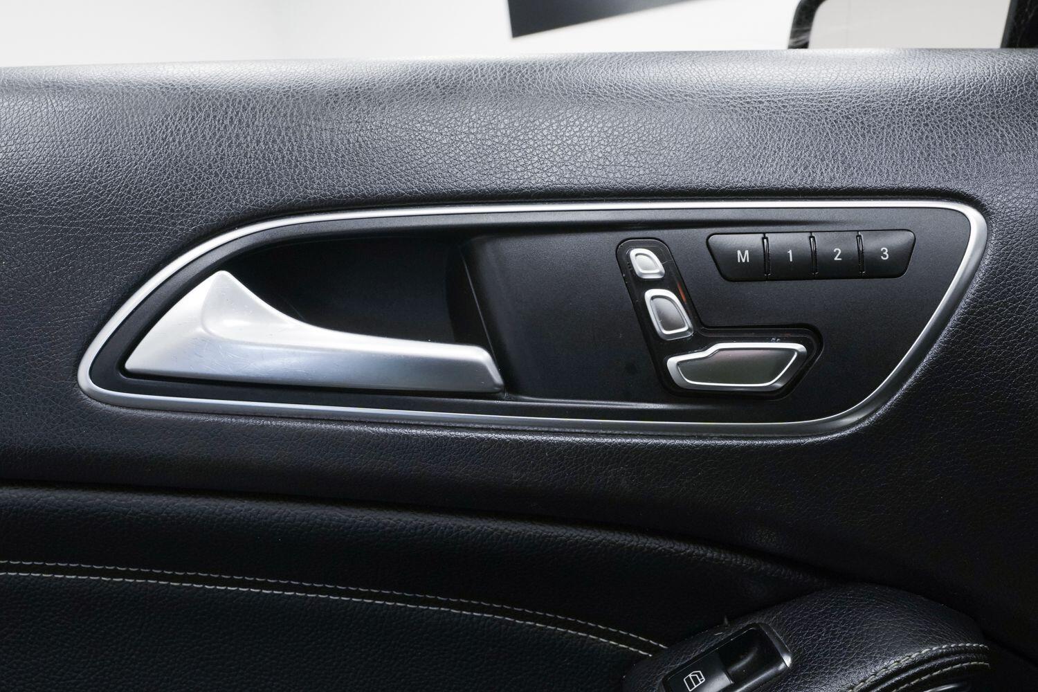Mercedes-Benz Gla view 24