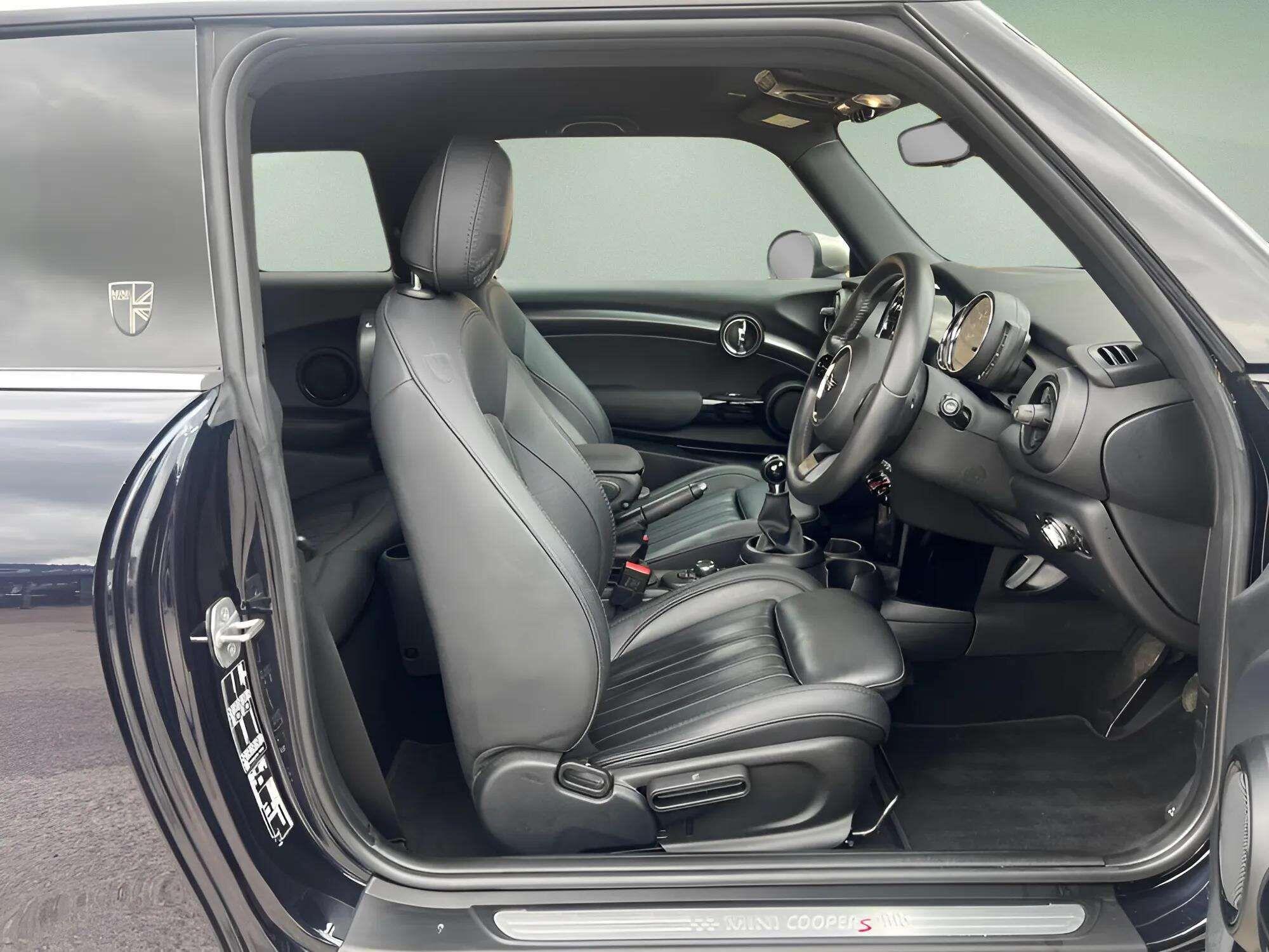 Mini Hatch view 13