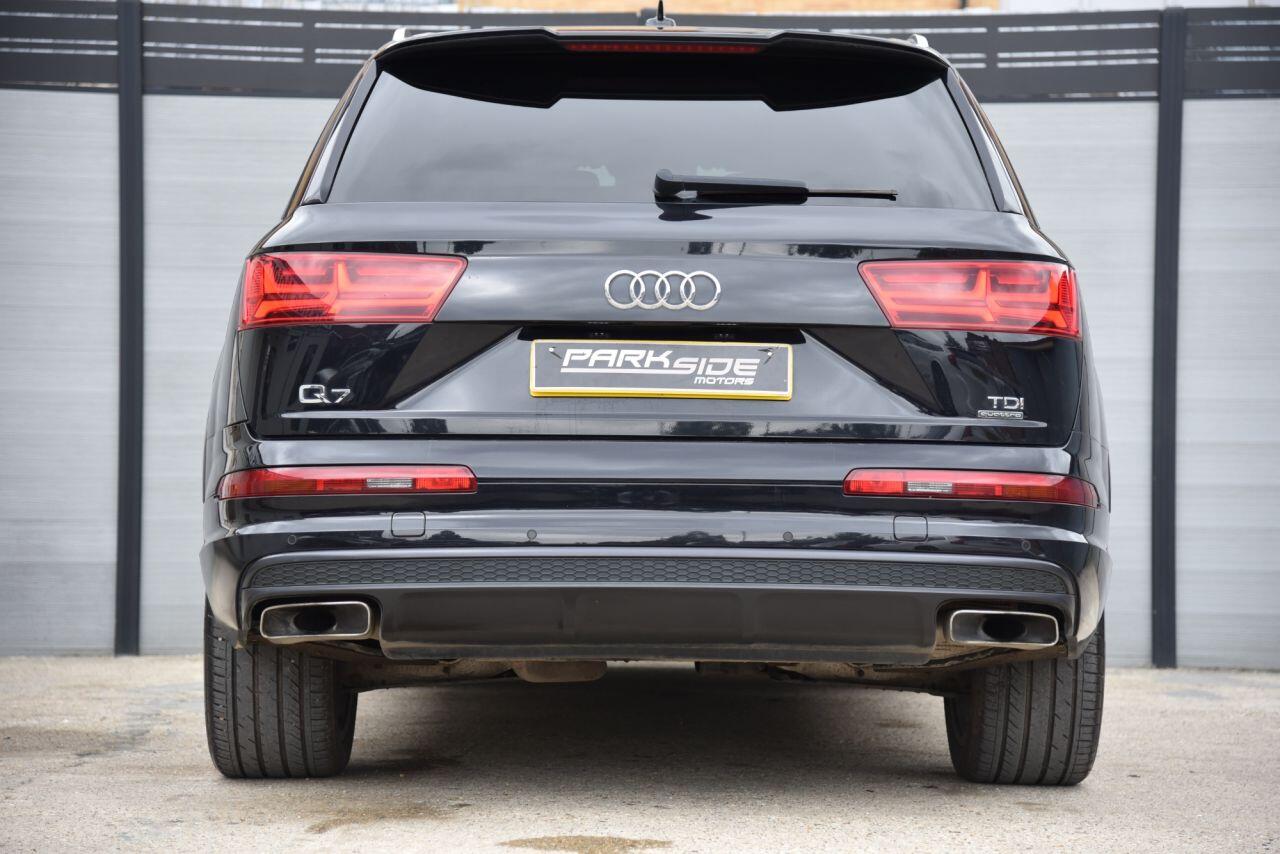 Audi Q7 view 9