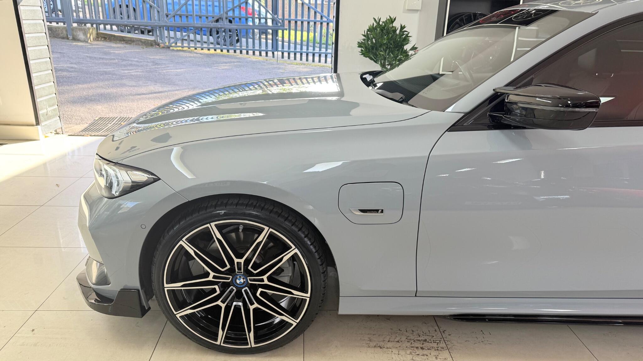 BMW 3 Series view 44