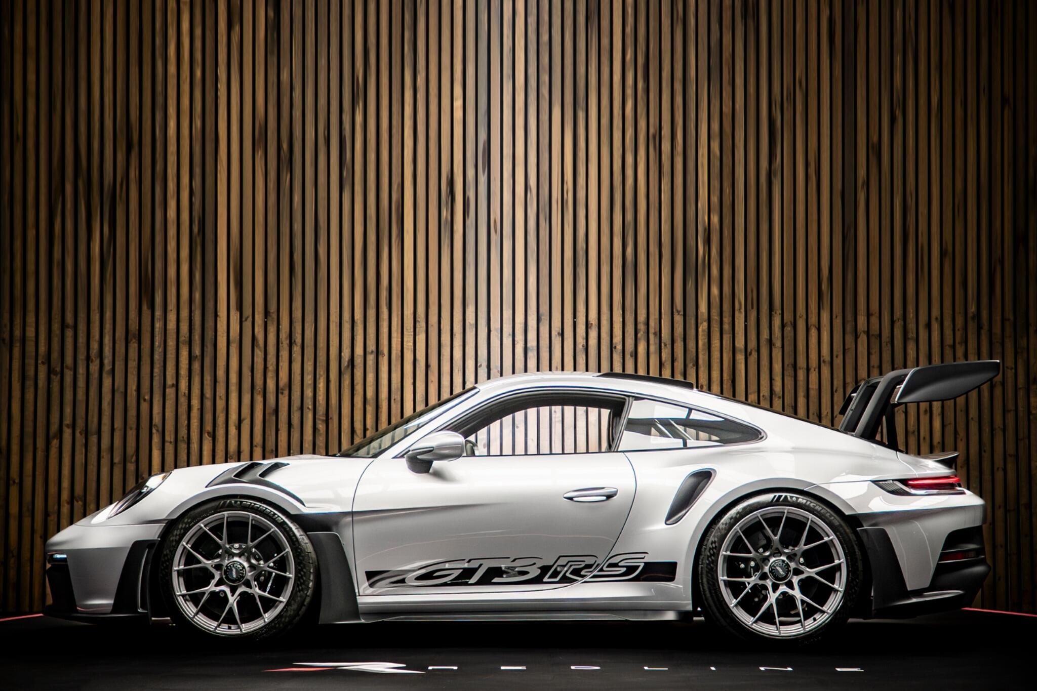 Porsche 911 view 7