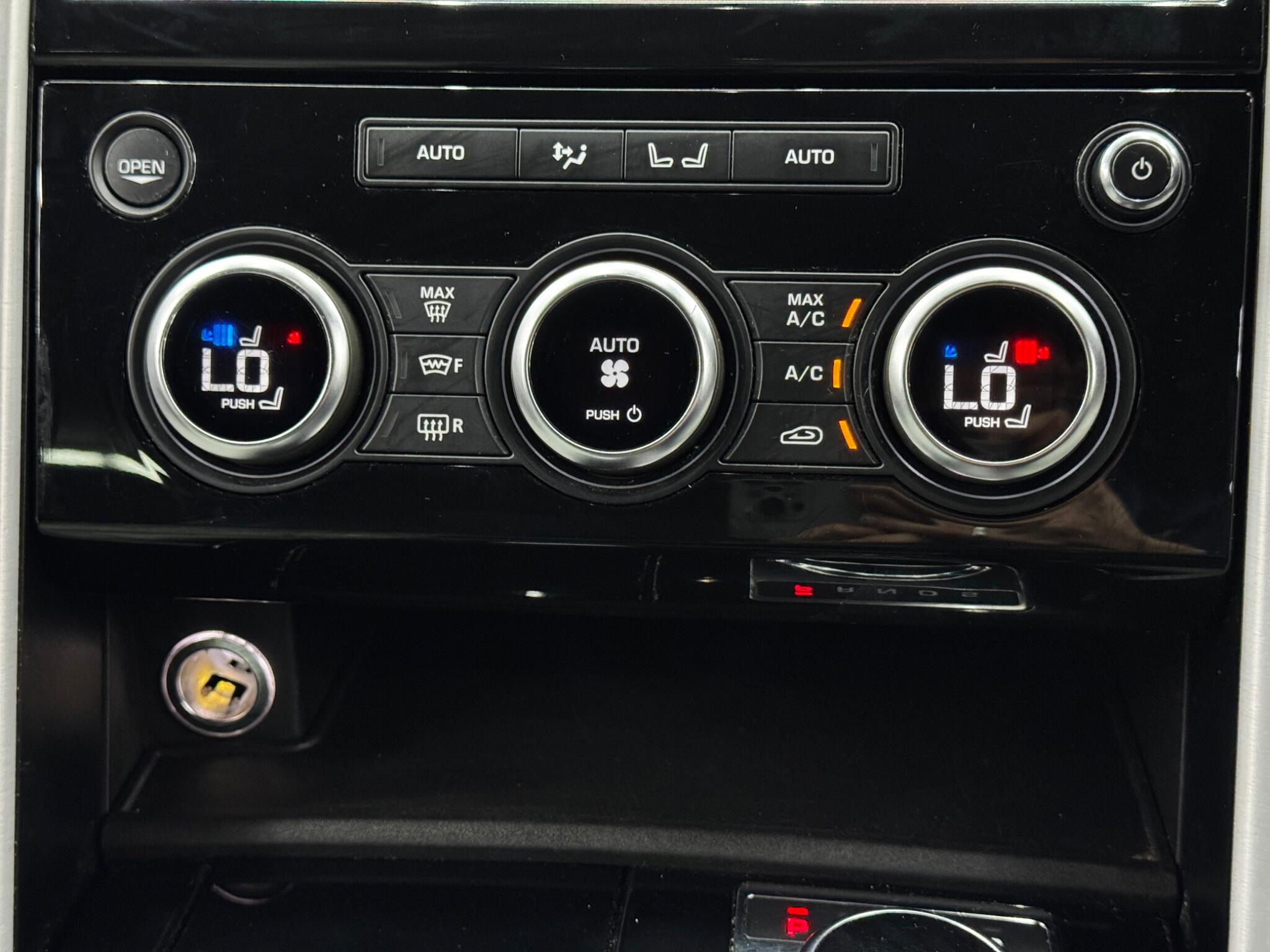 Land Rover Discovery view 30