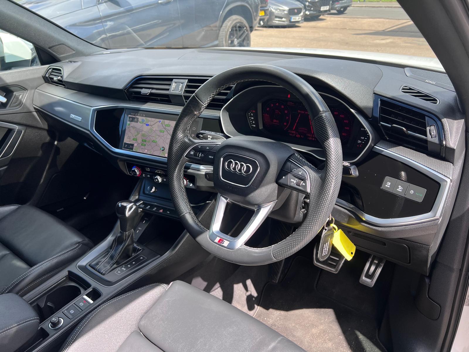 Audi Q3 view 18