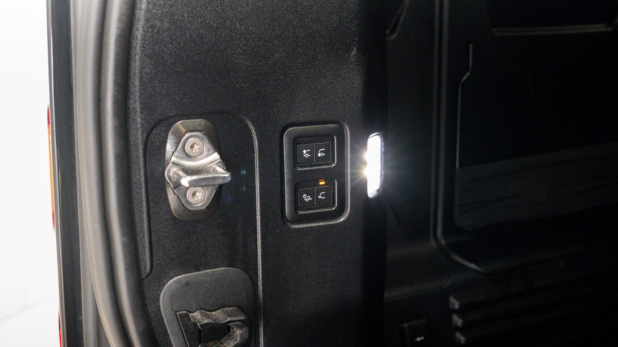 Land Rover Defender view 9
