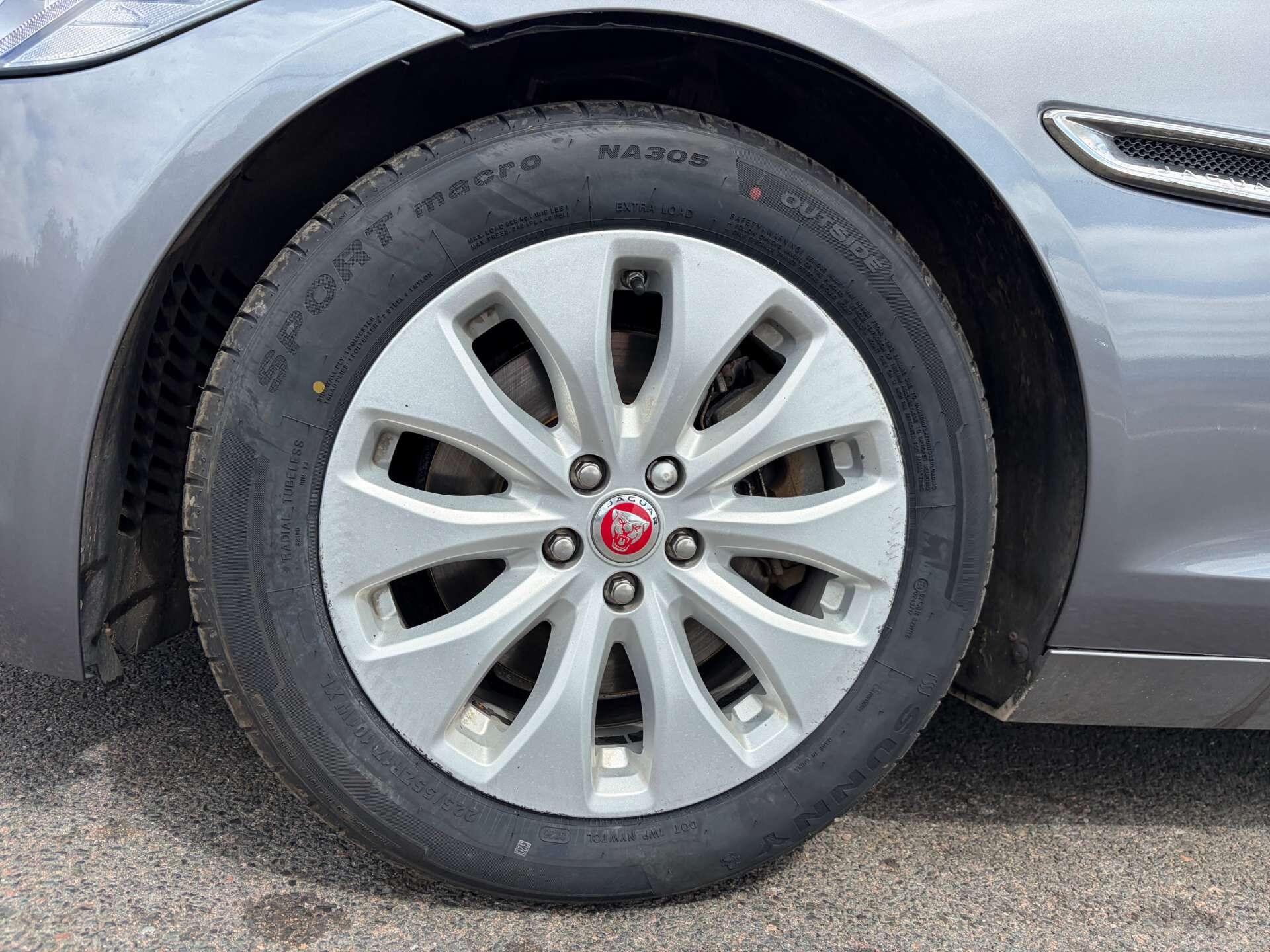 Jaguar XF view 12