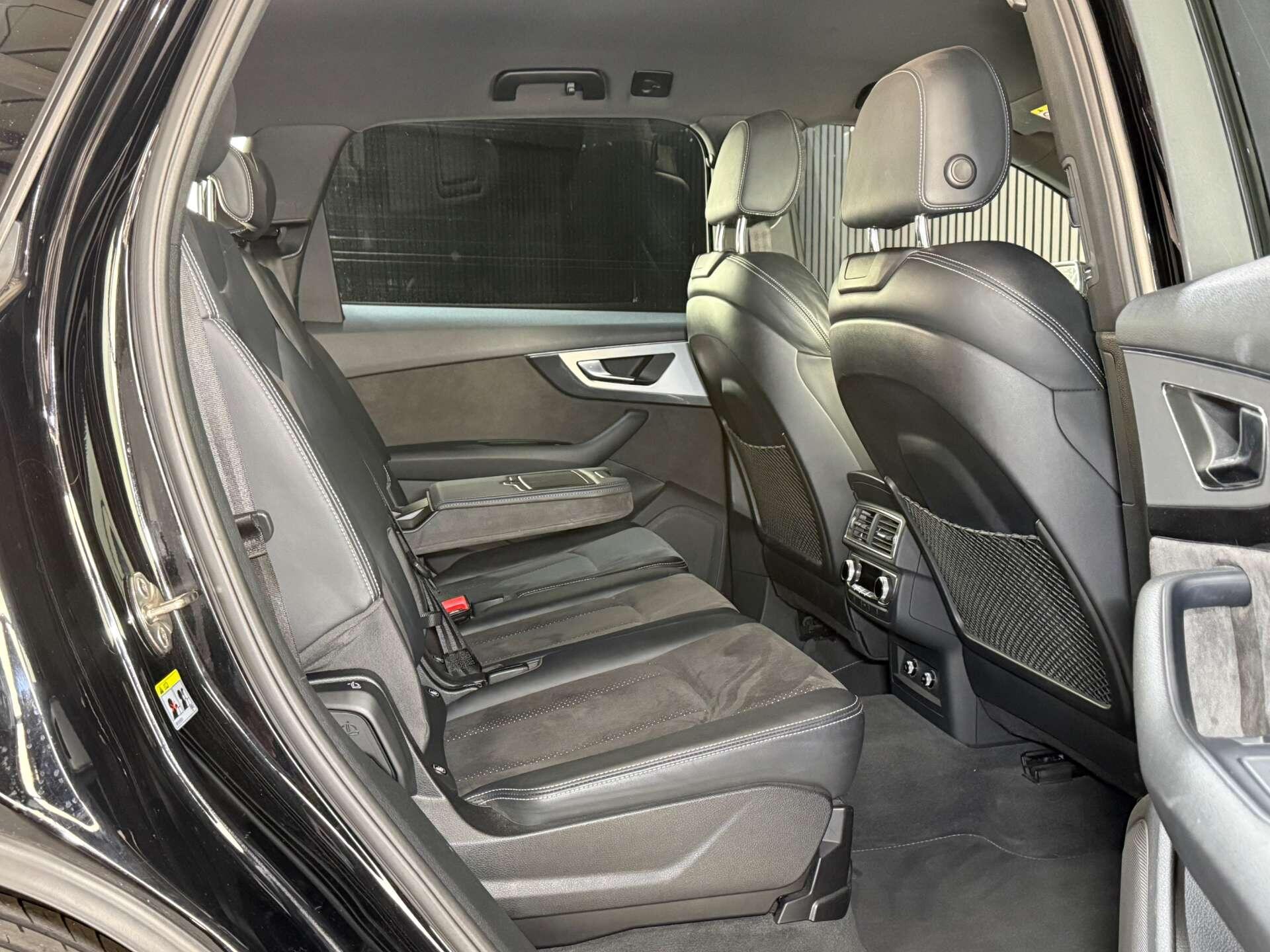 Audi Q7 view 14
