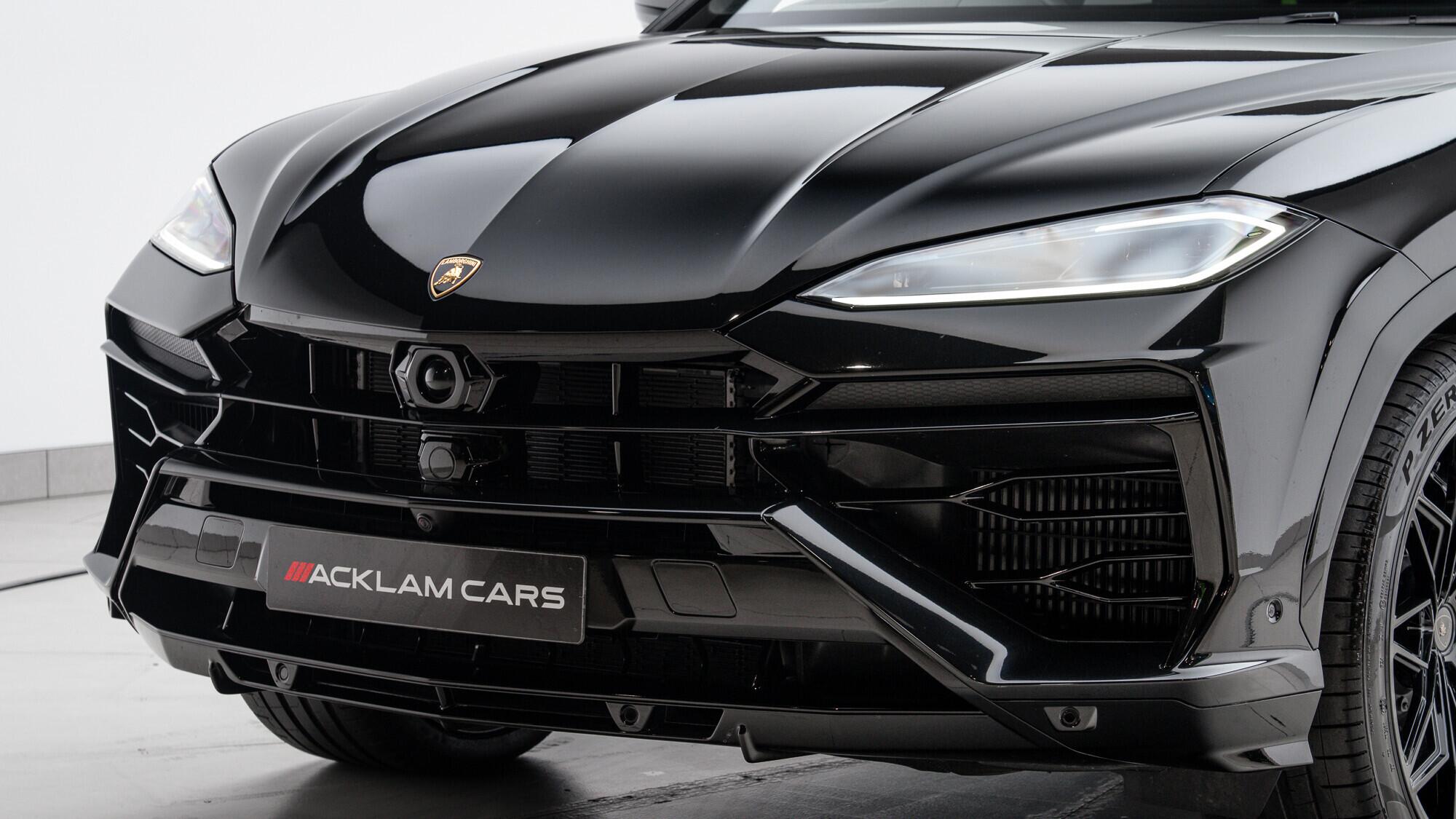 Lamborghini Urus view 9