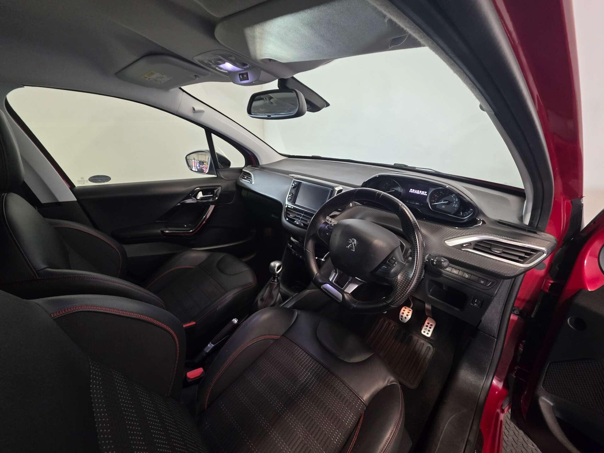 Peugeot 208 view 10
