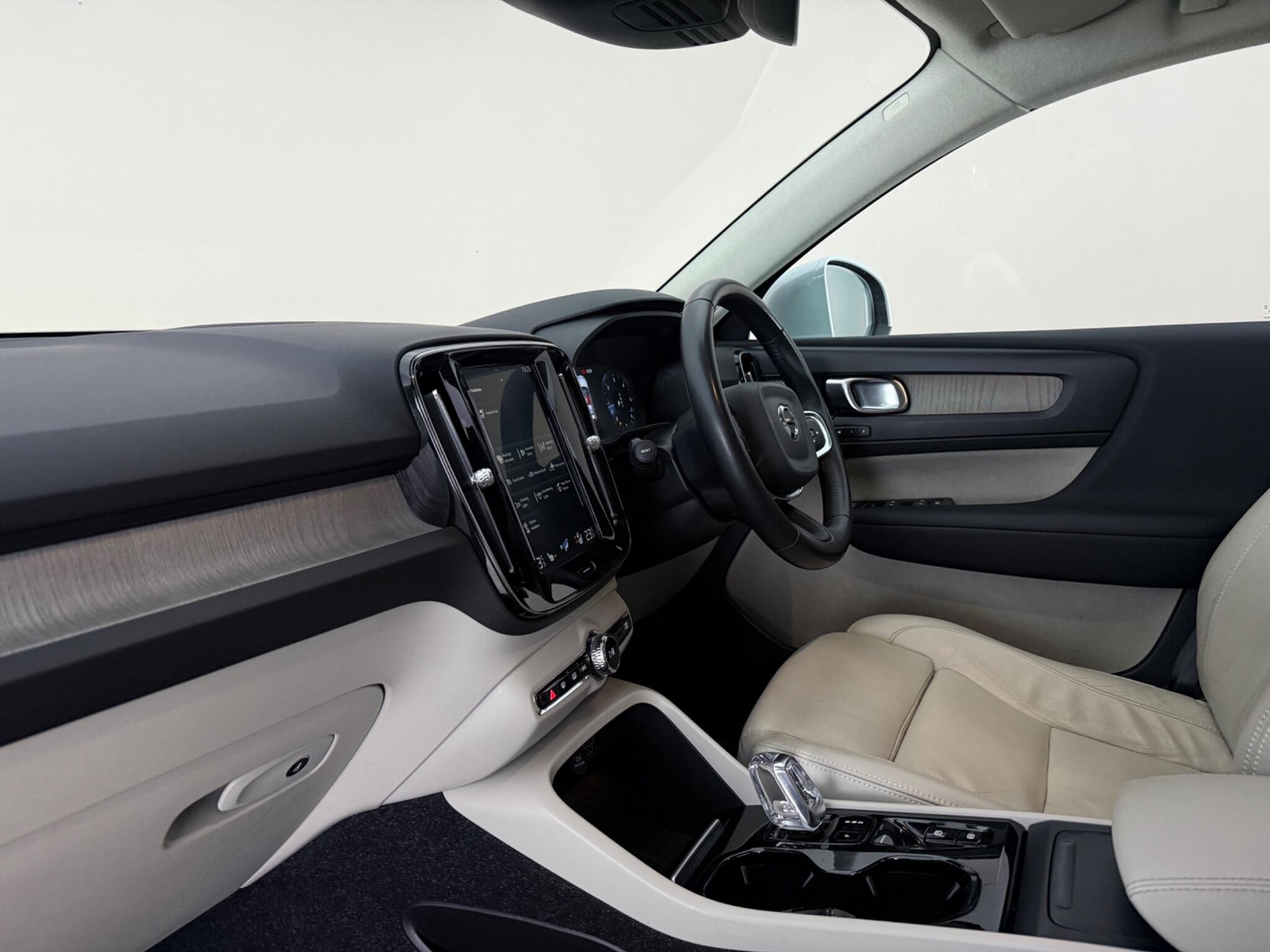 Volvo XC40 view 3