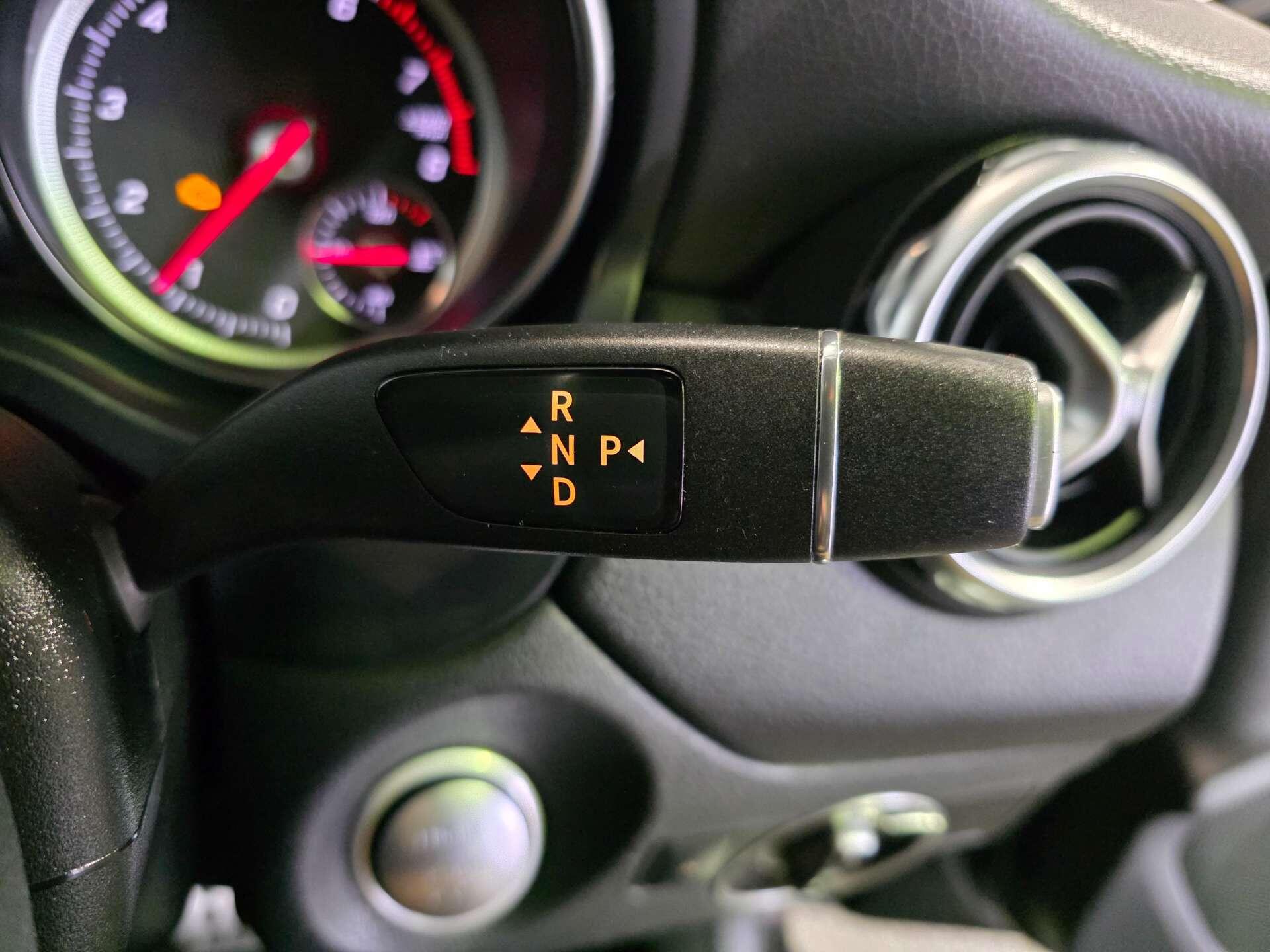 Mercedes-Benz GLA view 22