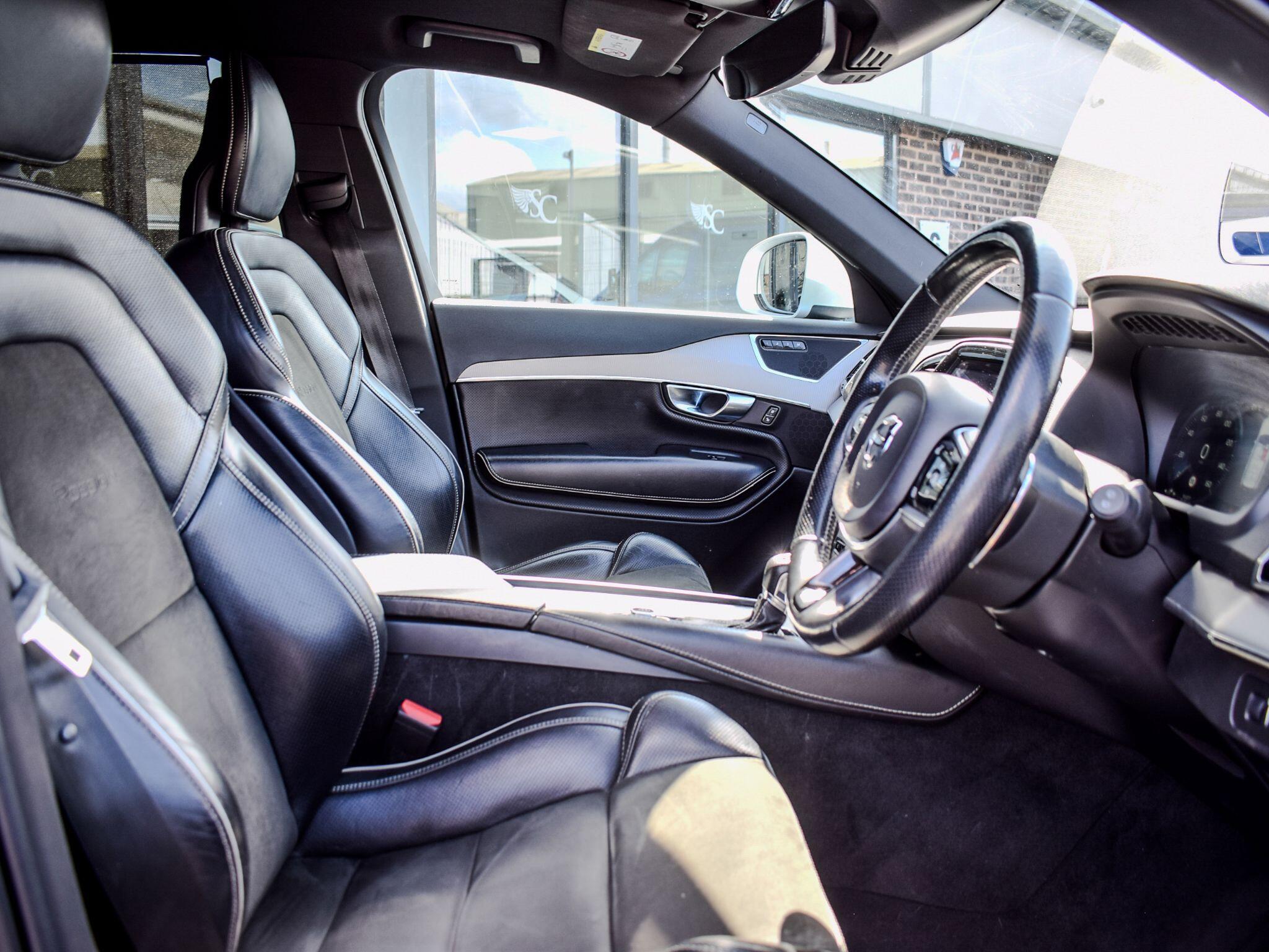 Volvo XC90 view 9