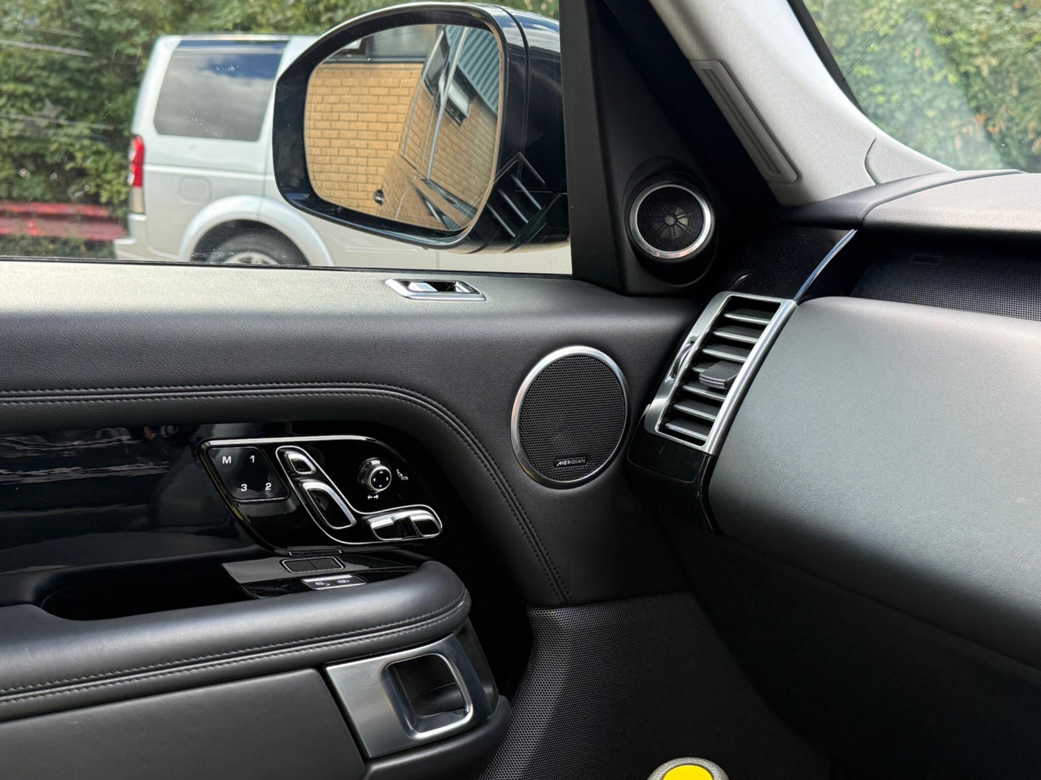 Land Rover Range Rover view 21
