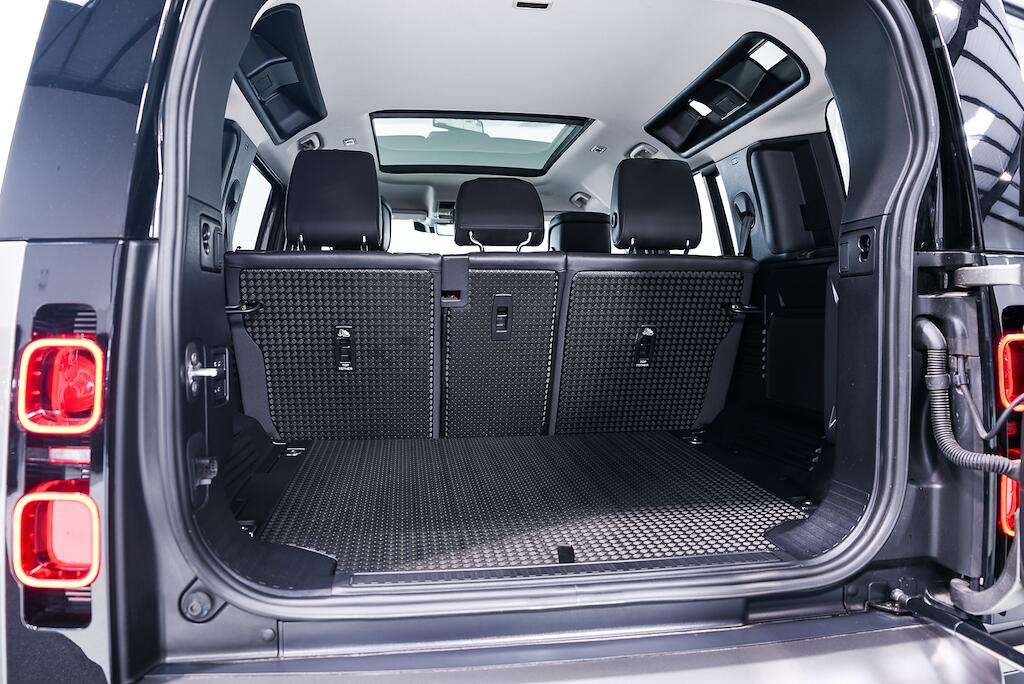 Land Rover Defender view 37