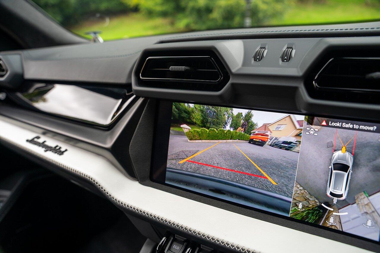 Lamborghini Urus view 87