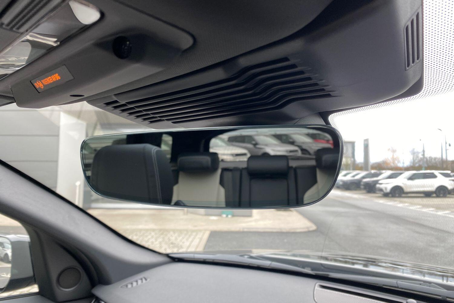 Land Rover Discovery Sport view 15