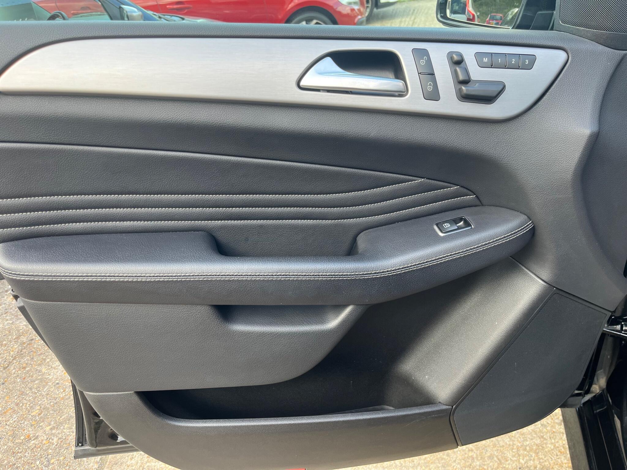 Mercedes-Benz M-Class view 67