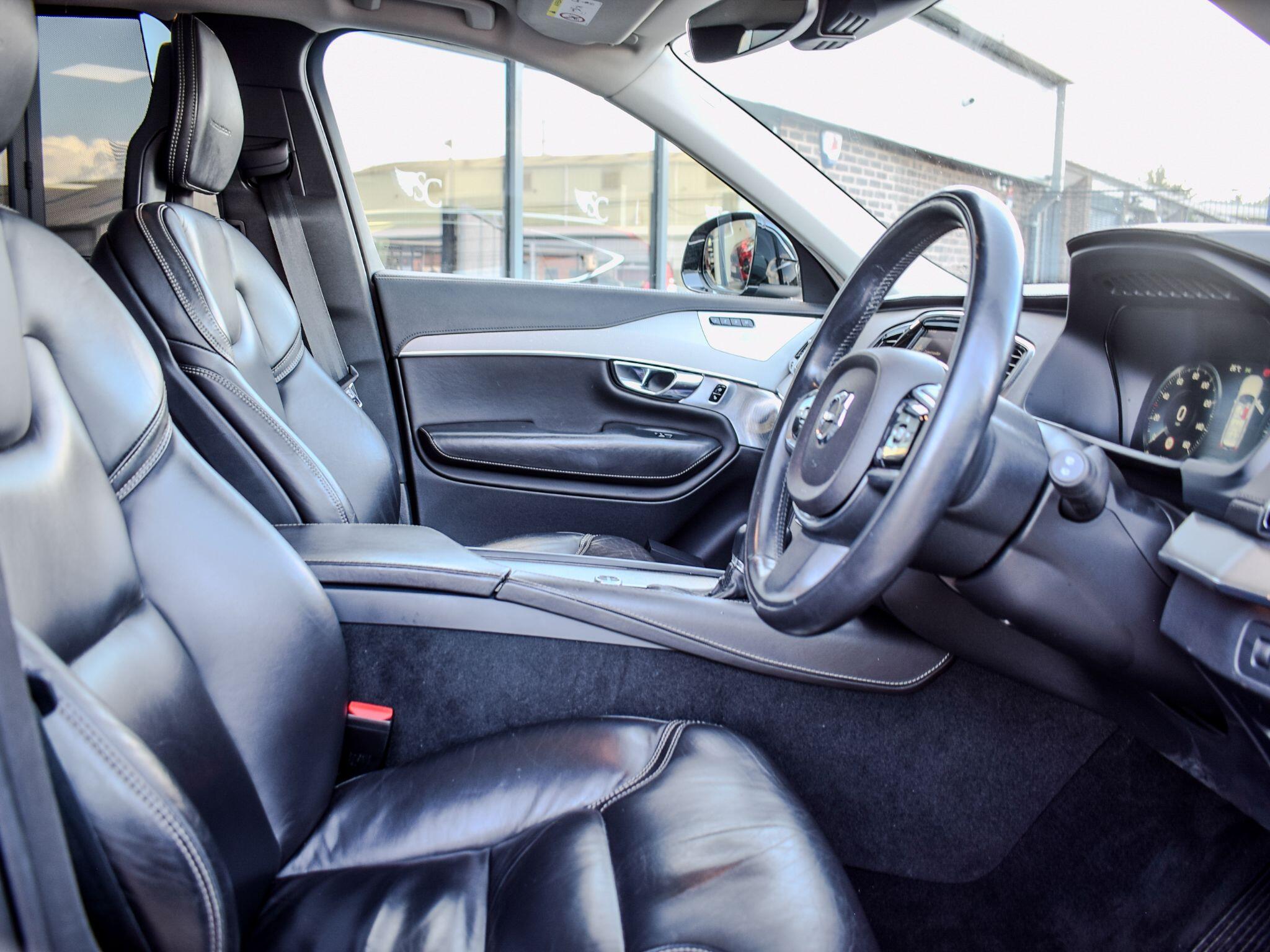 Volvo XC90 view 10