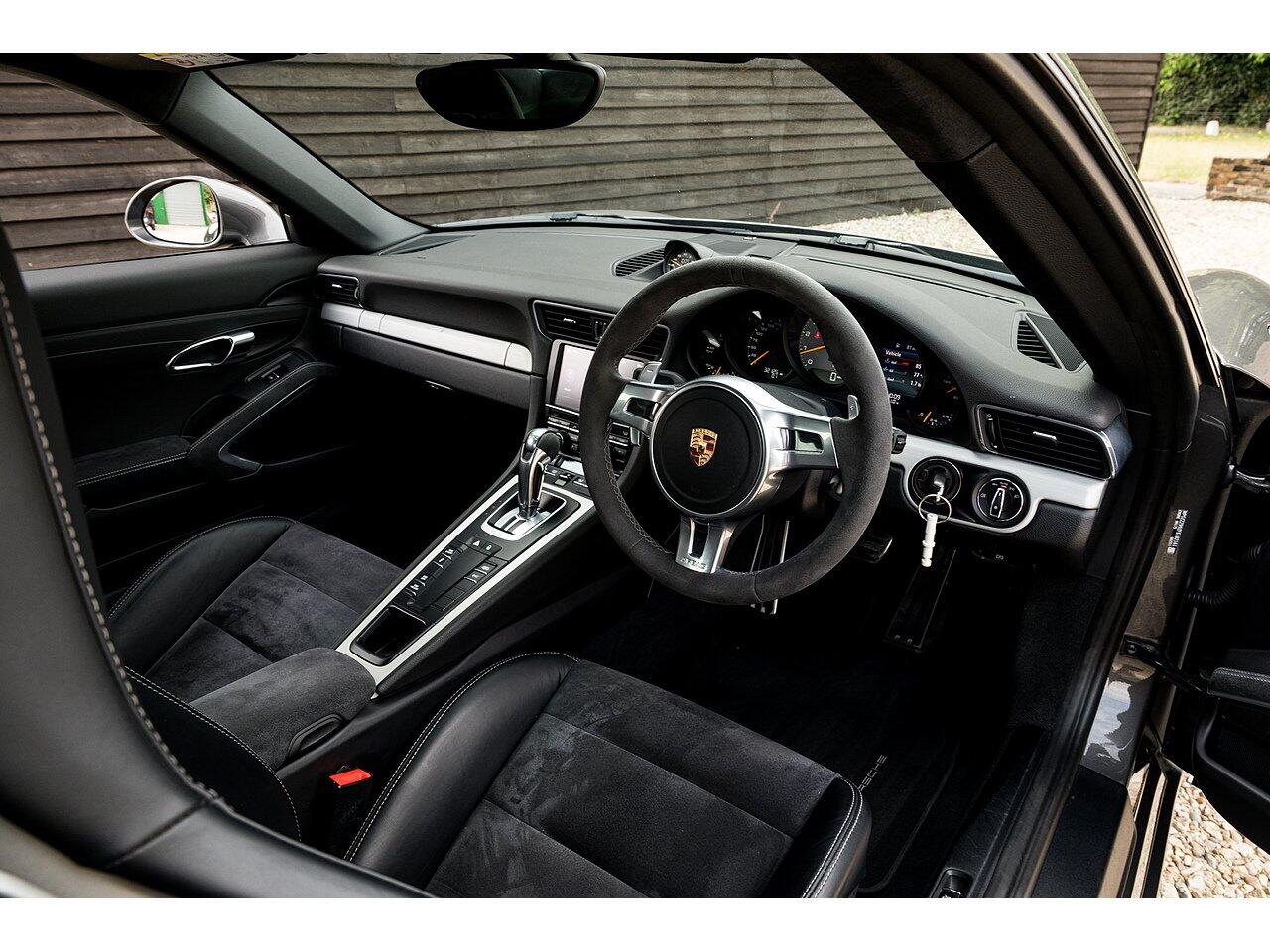 Porsche 911 view 22