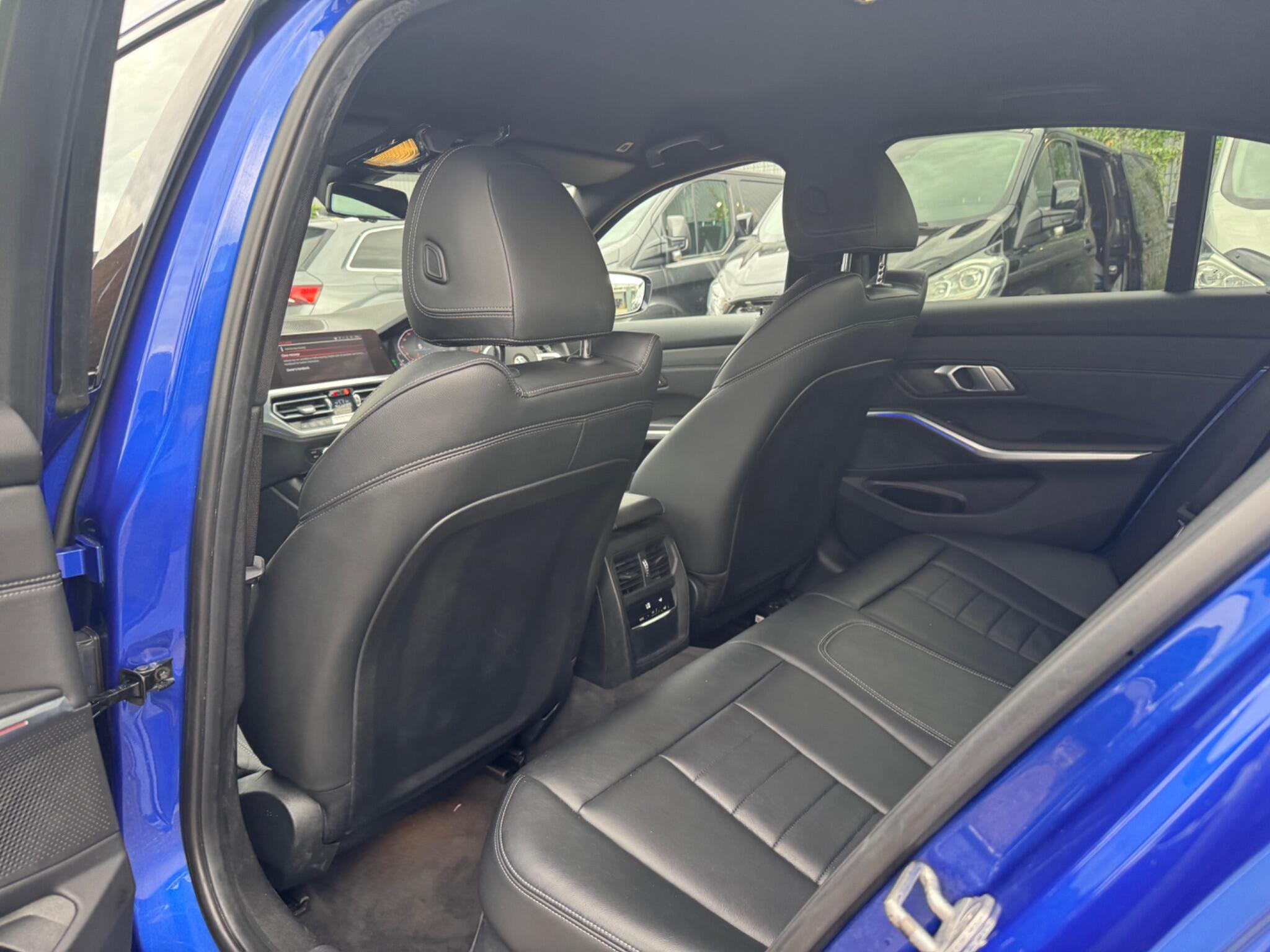 BMW 3 Series view 22