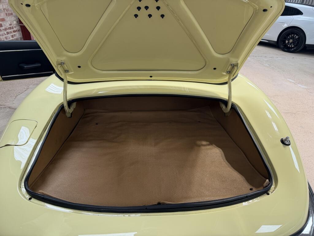 Jaguar E-Type view 21