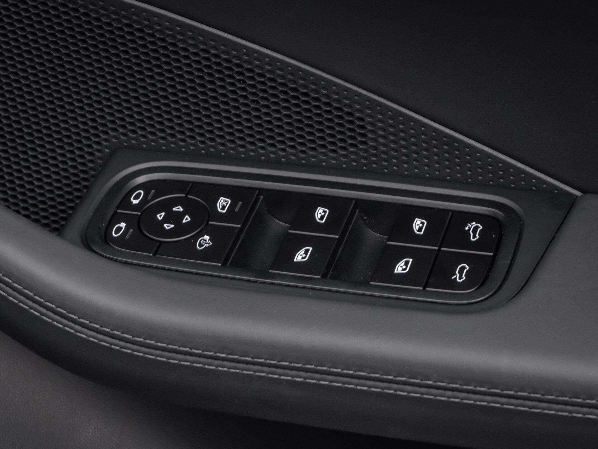 Porsche Macan view 24