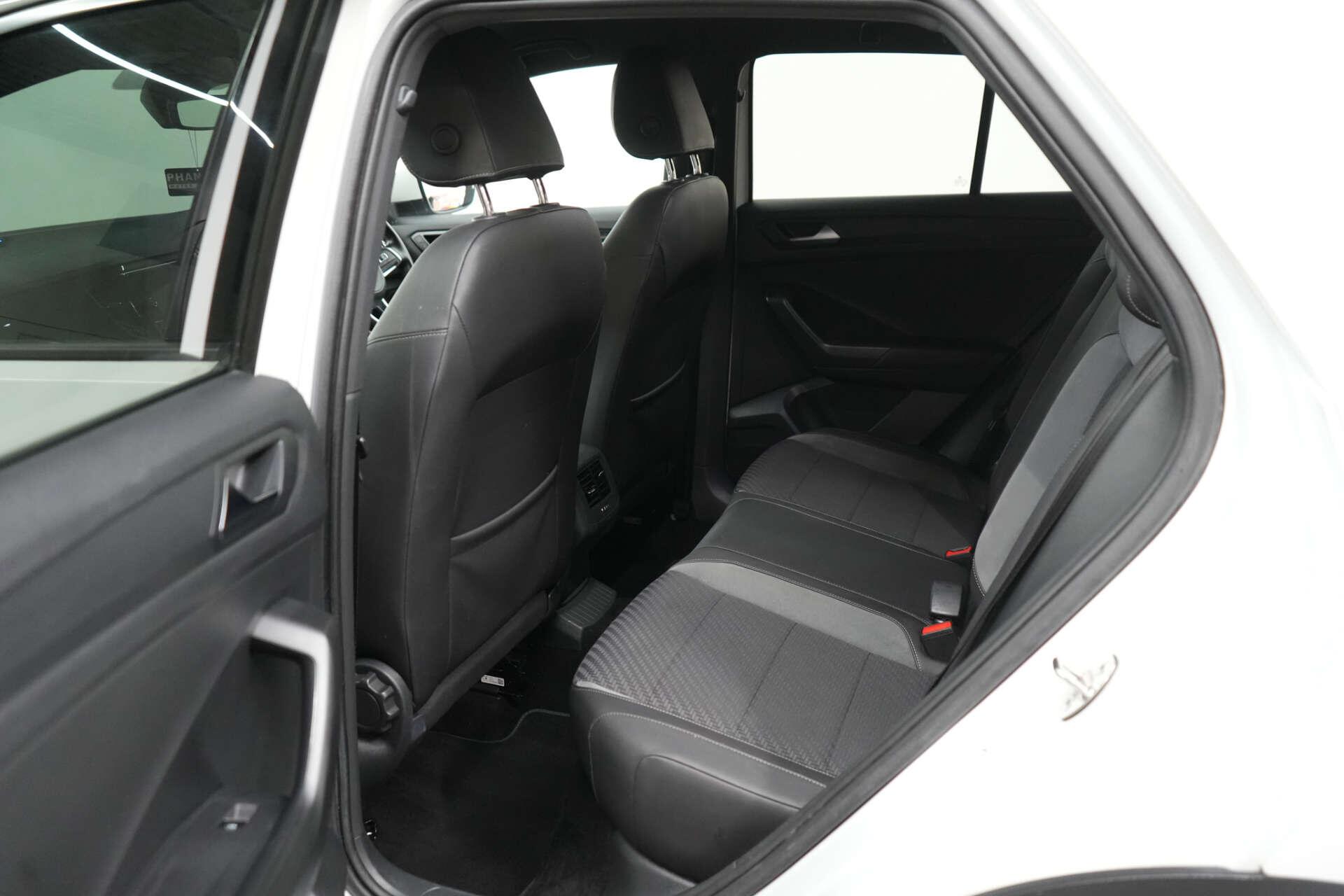 Volkswagen T-Roc view 16