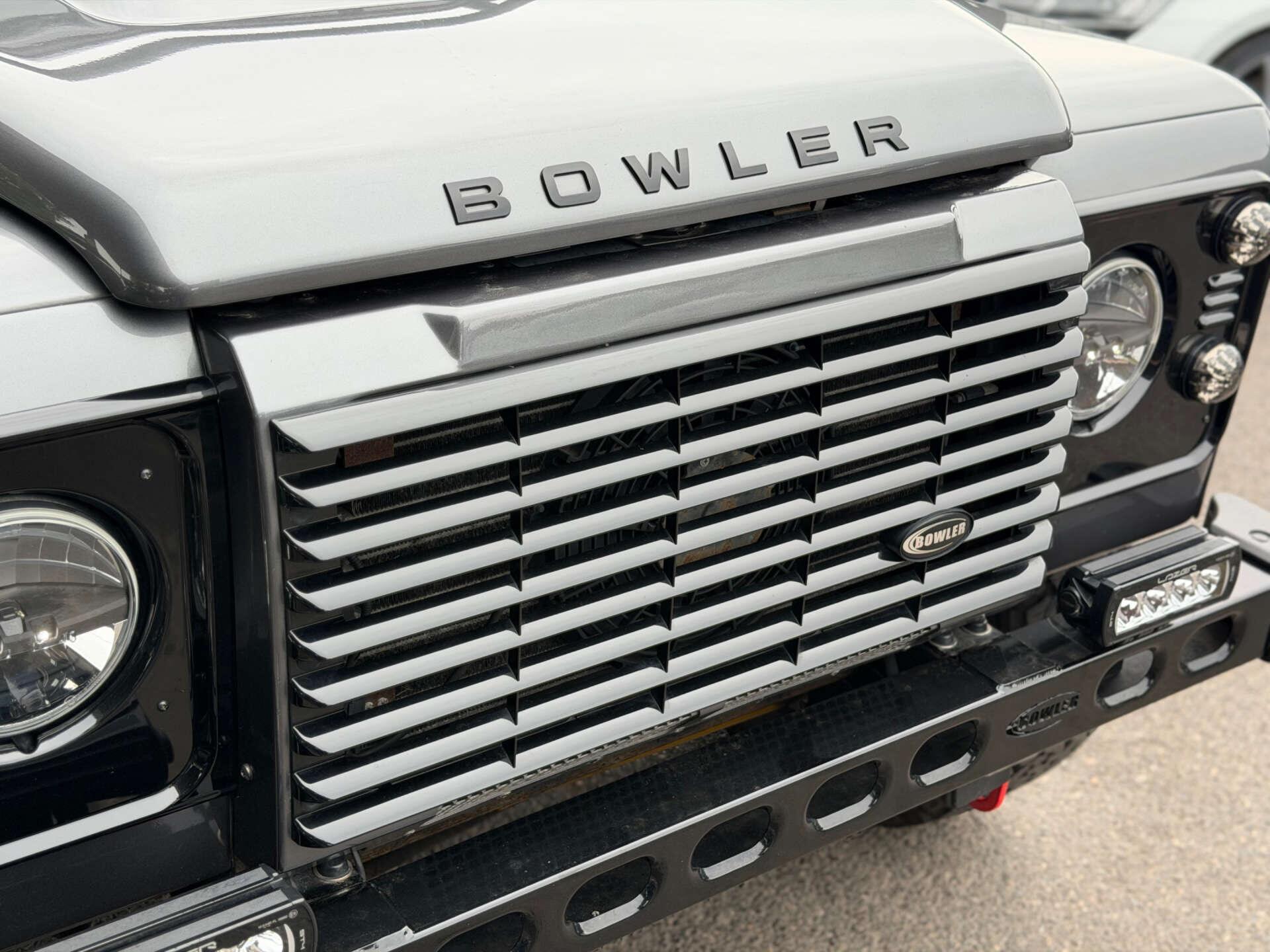 Land Rover Defender 110 view 25