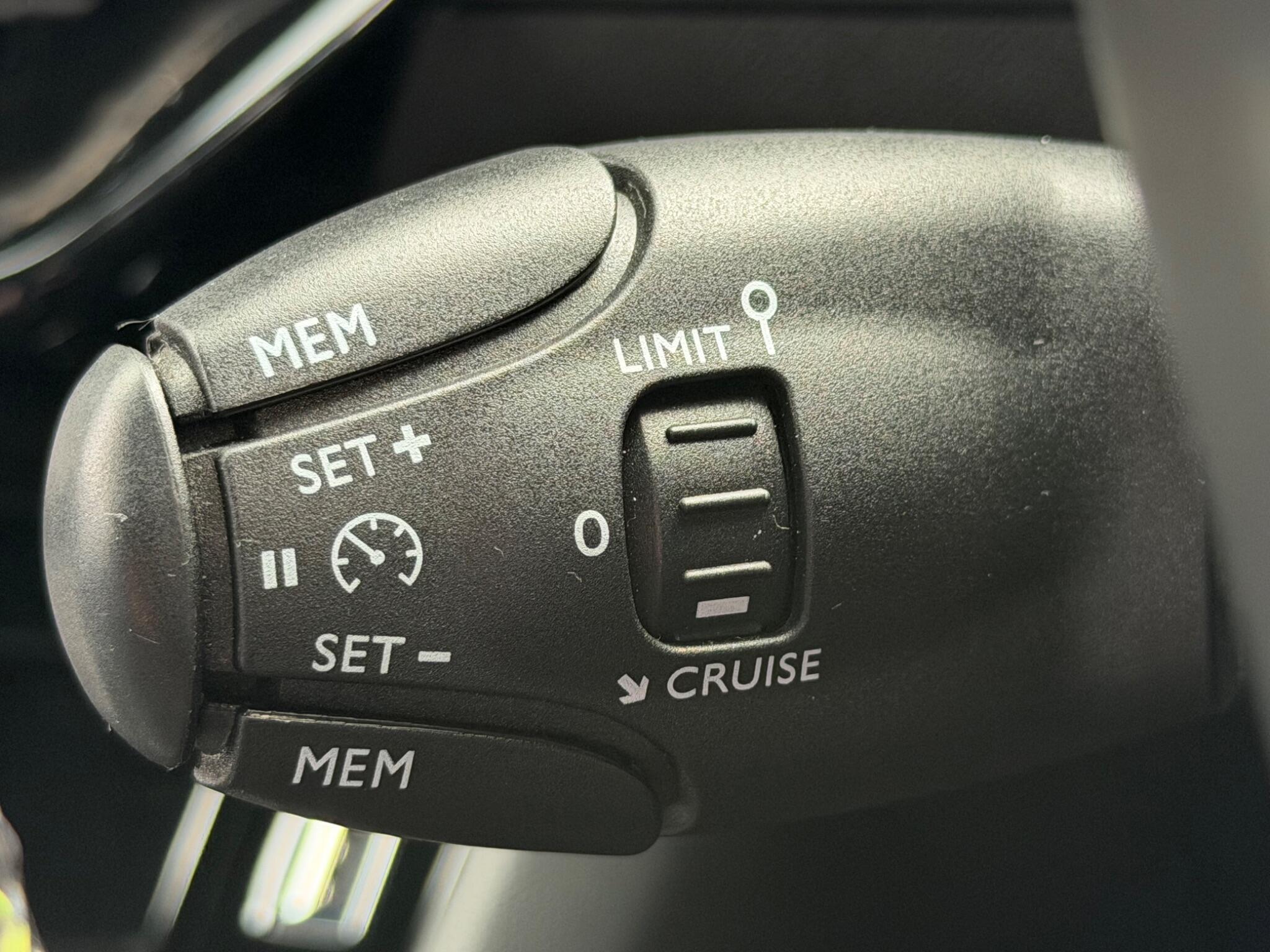 Peugeot E-208 view 19
