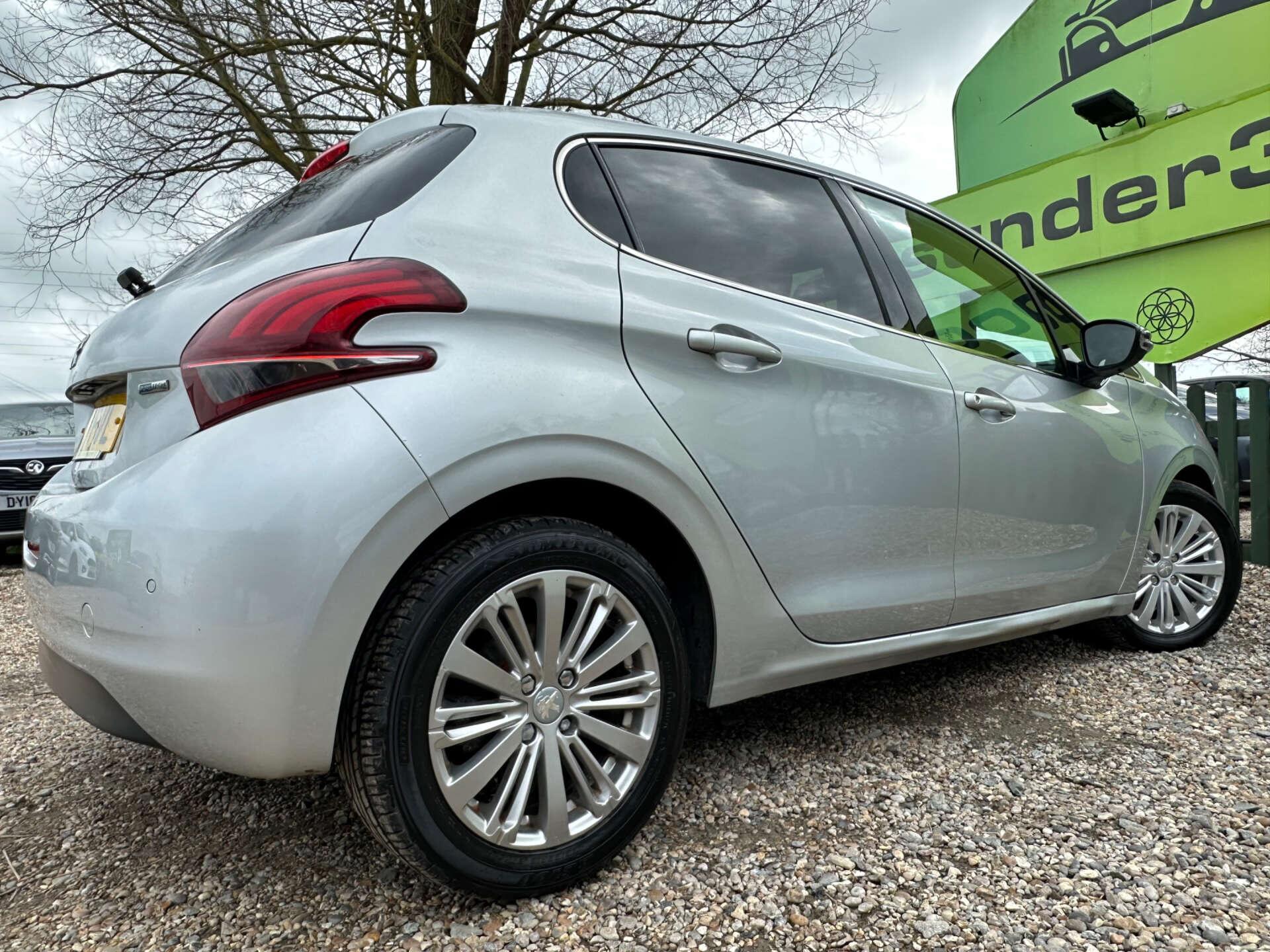 Peugeot 208 view 9