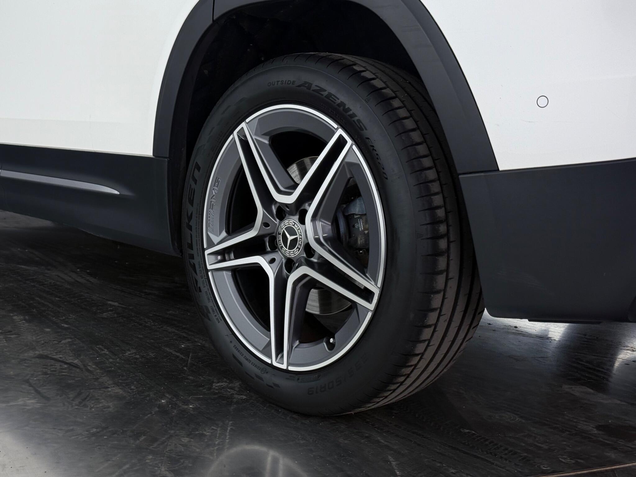 Mercedes-Benz GLB view 35