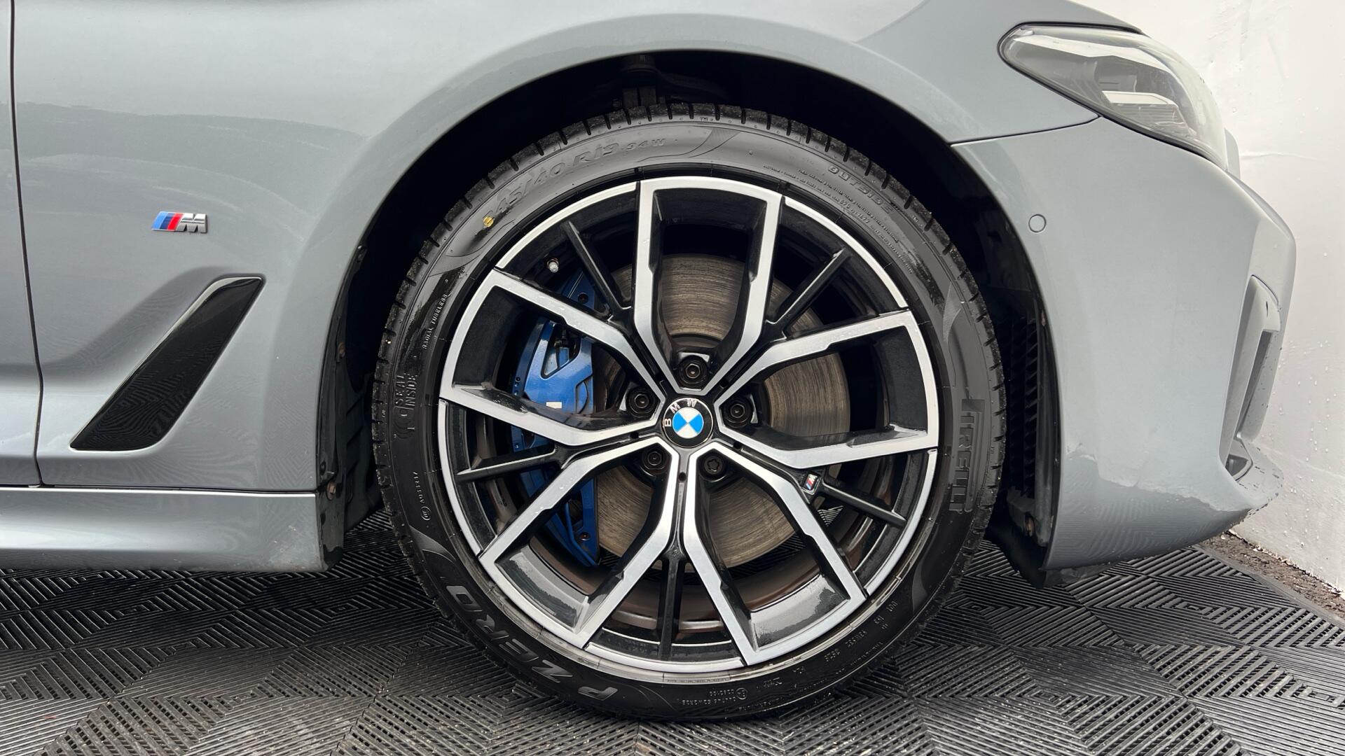 BMW 5 Series view 14